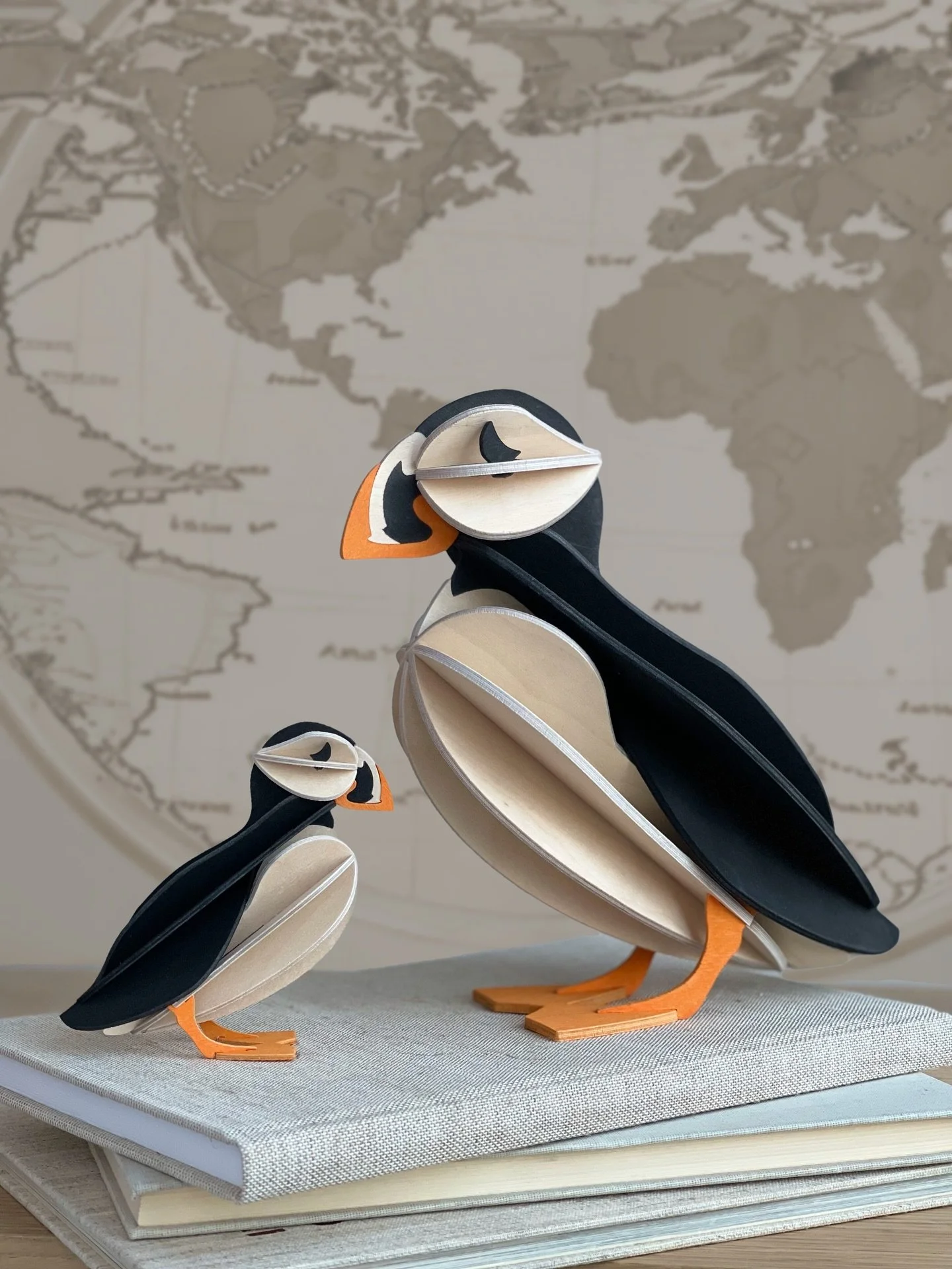 Macareux en bois de Finlande. Design Anne Paso pour lovi.
Fabriqu&eacute; au nord de la Finlande, &agrave; J&auml;&auml;li exactement, dans la manufacture familiale. A assembler soi-m&ecirc;me, sans colle ni artifices : &laquo;&nbsp;lovi&nbsp;&raquo;