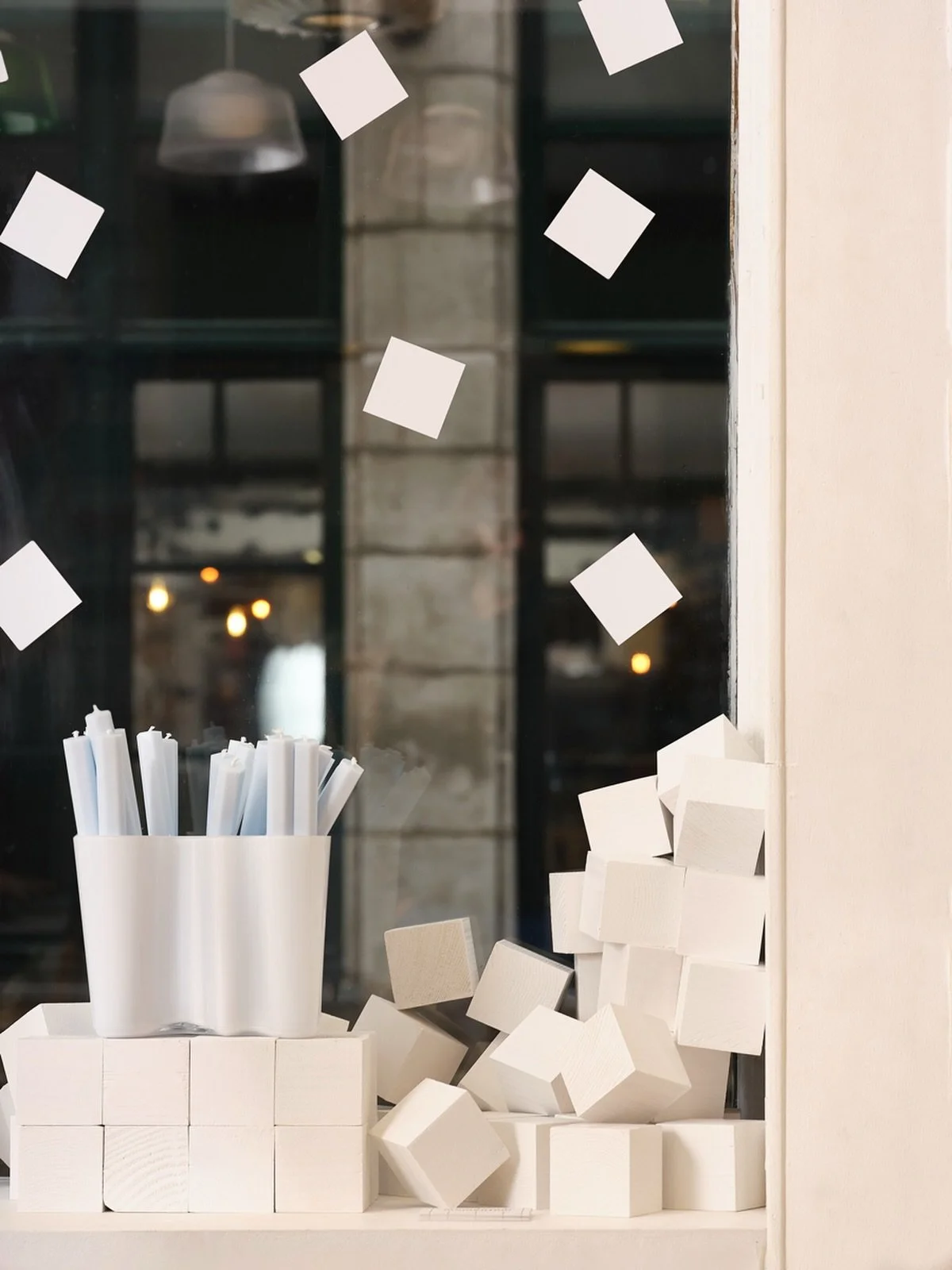 Notre vitrine d&rsquo;hiver&hellip;bient&ocirc;t remplac&eacute;e par une nouvelle marque partenaire😉
Si tu as la curiosit&eacute; tu peux encore venir jeter un oeil pendant 2 semaines environ. Conception et mise en oeuvre par le duo de choc de Stud