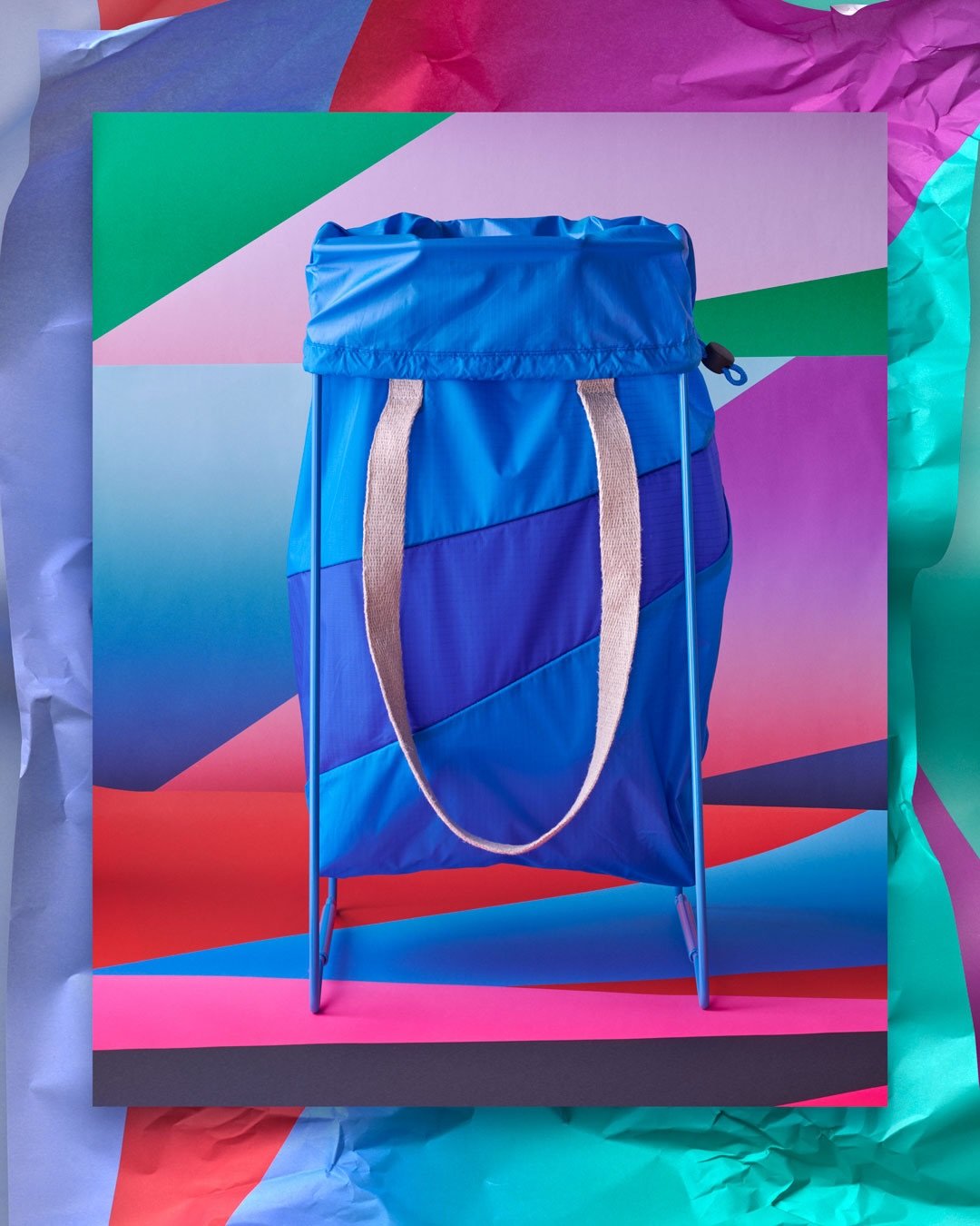 Pour le linge, les chaussures, les jouets, le tri s&eacute;lectif, la plage, la vie de tous les jours.
Le Trash Bag de Susan Bijl est un sac &agrave; utiliser seul quand vous bougez , ou avec son support en metal en option : &agrave; installer dans l