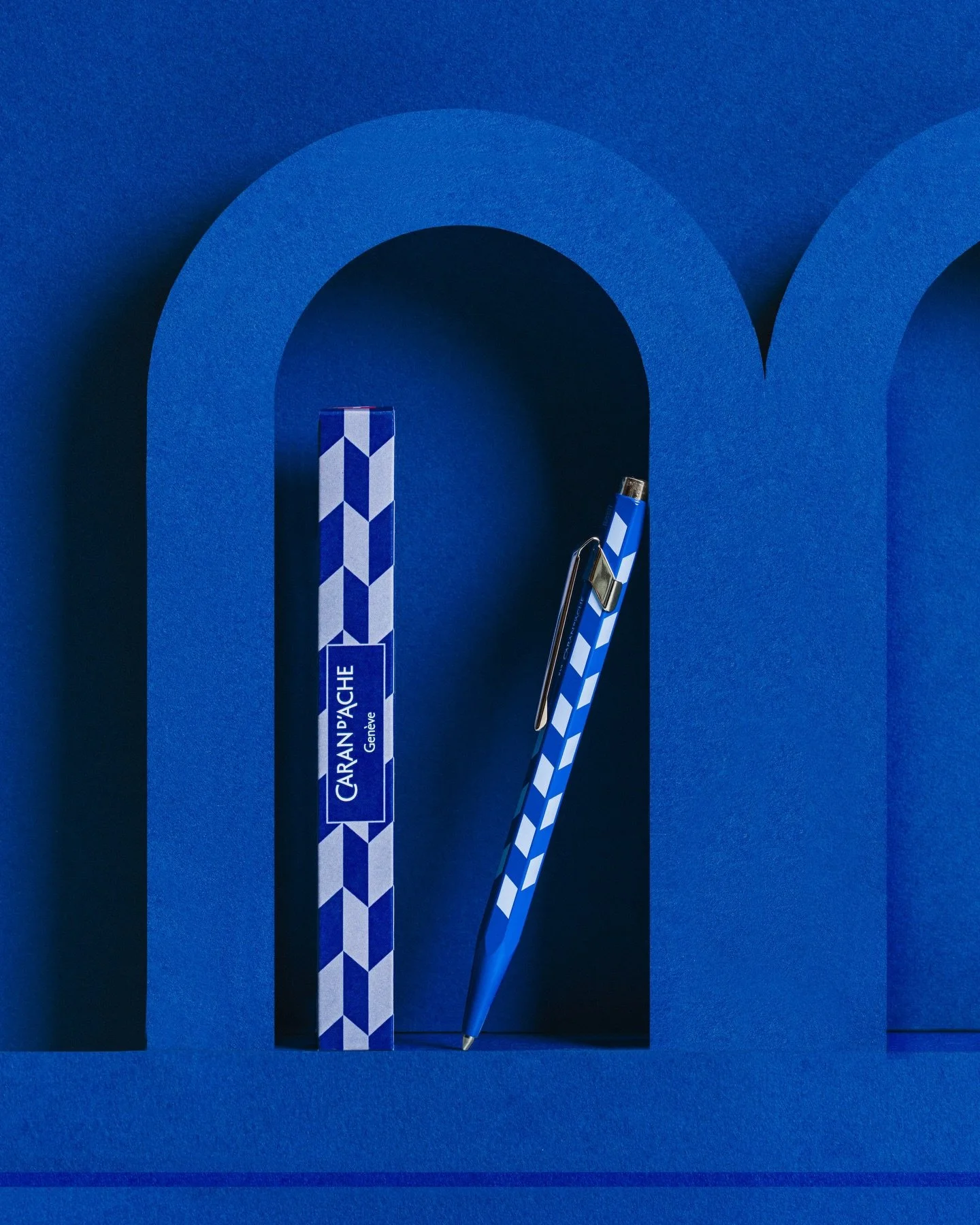 Nouveau ! STYLO BILLE 849&trade; MOSAIC par Caran d&rsquo;Ache
Avec la collection 849&trade; Mosaic, Caran d&rsquo;Ache met &agrave; l&rsquo;honneur la cr&eacute;ativit&eacute; et le design g&eacute;om&eacute;trique.  Elle r&eacute;unit quatre stylos