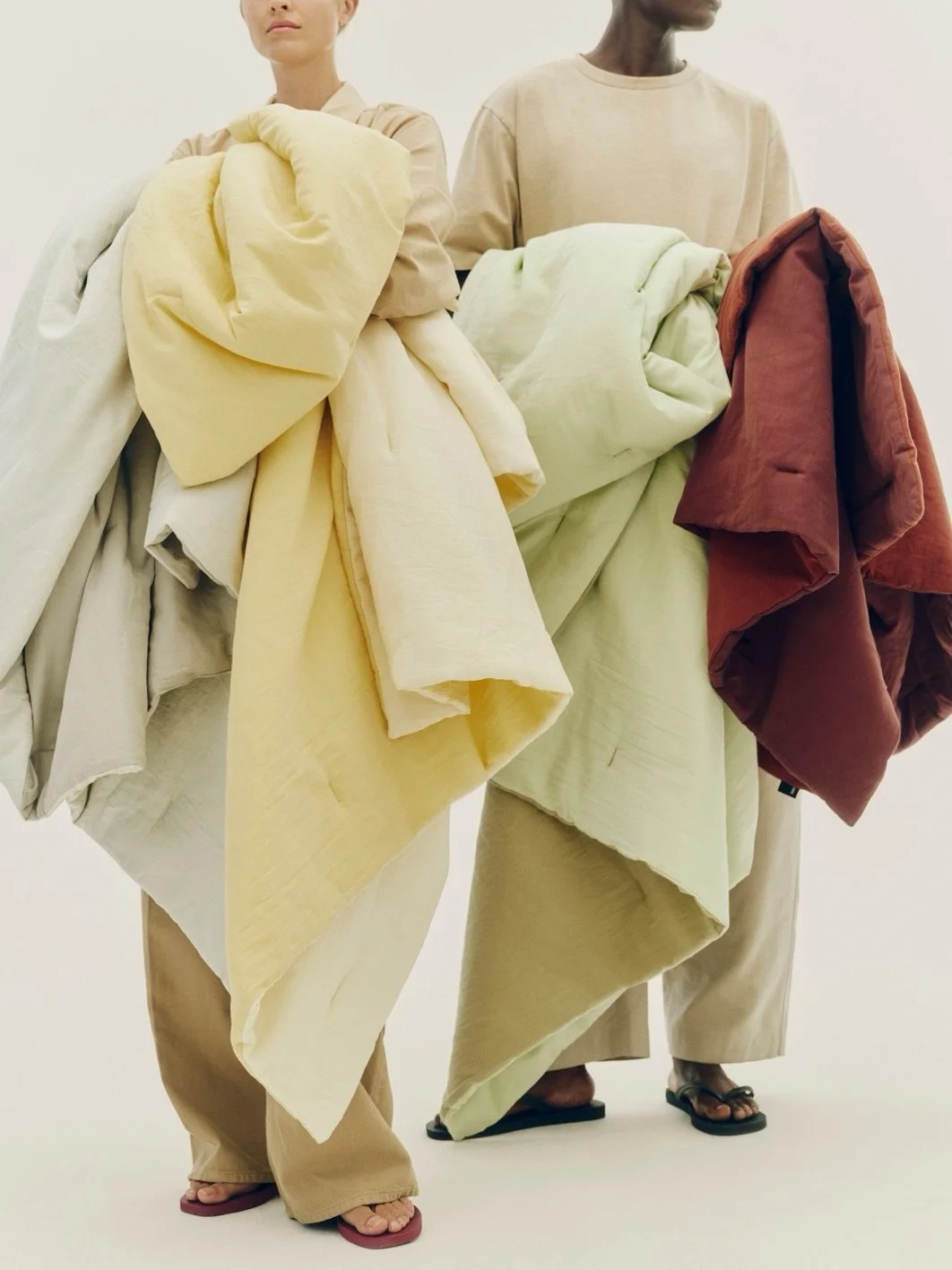Suite des nouveaut&eacute;s HAY du printemps &agrave; d&eacute;couvrir en boutique. La couverture Air Quilt, subtiles nuances de couleurs sur chaque face, sa conception est id&eacute;ale pour les activit&eacute;s de plein air. Confectionn&eacute;e en