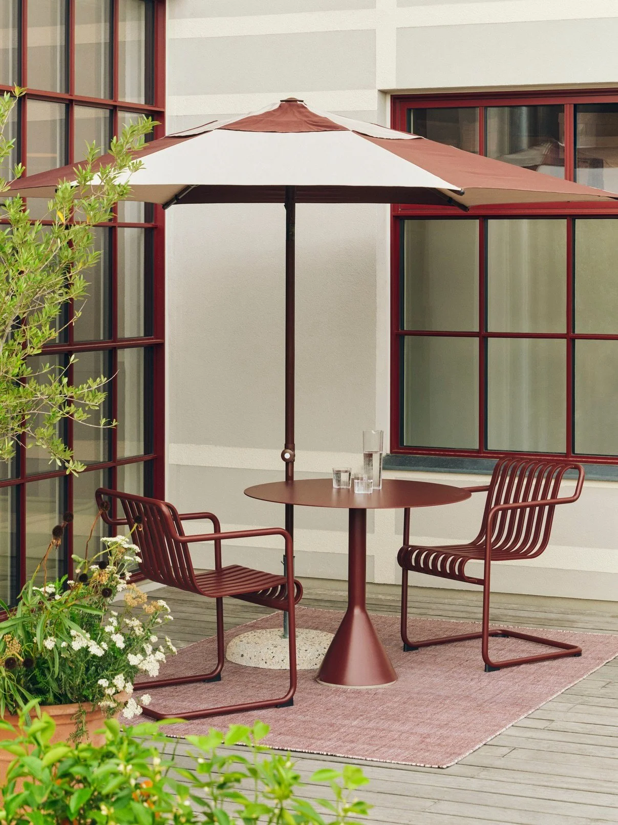 Du 10 avril au 10 mai 2026, profitez de 20% de remise sur une large s&eacute;lection de mobilier de jardin HAY, incluant : Palissade, Traverse, parasols Terrazza, lampes portables, tapis Haze.
Cr&eacute;ez des espaces ext&eacute;rieurs chaleureux et 