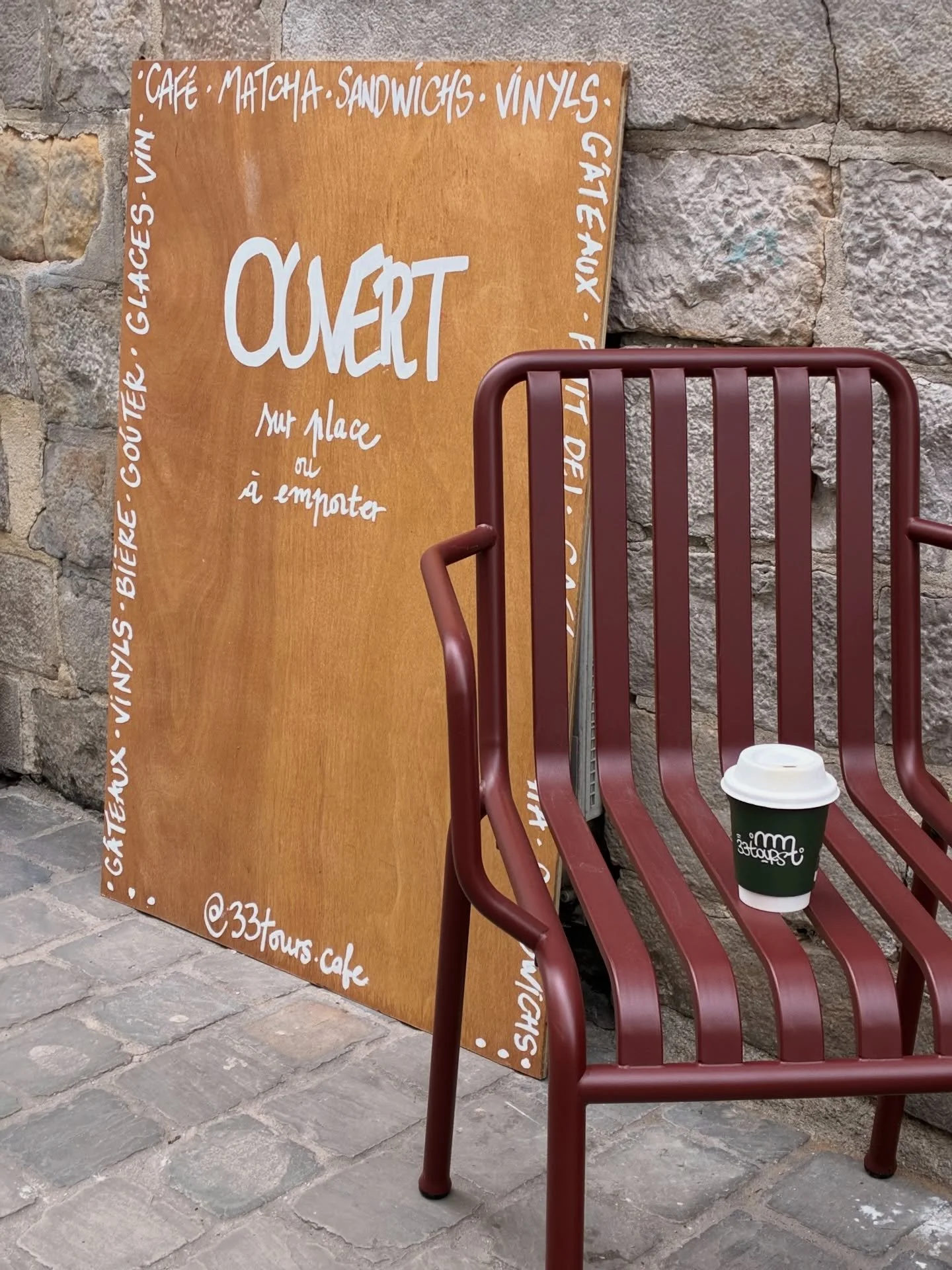Les nouveaux voisins de @33tours.cafe , ouverts depuis 1 bon mois ! ✌🏽 Un tr&egrave;s bon nouveau spot de plus pour la rue des trois mollettes et pour le quartier.
On fait connaissance depuis novembre, je les ai vus bosser et faire leurs travaux com