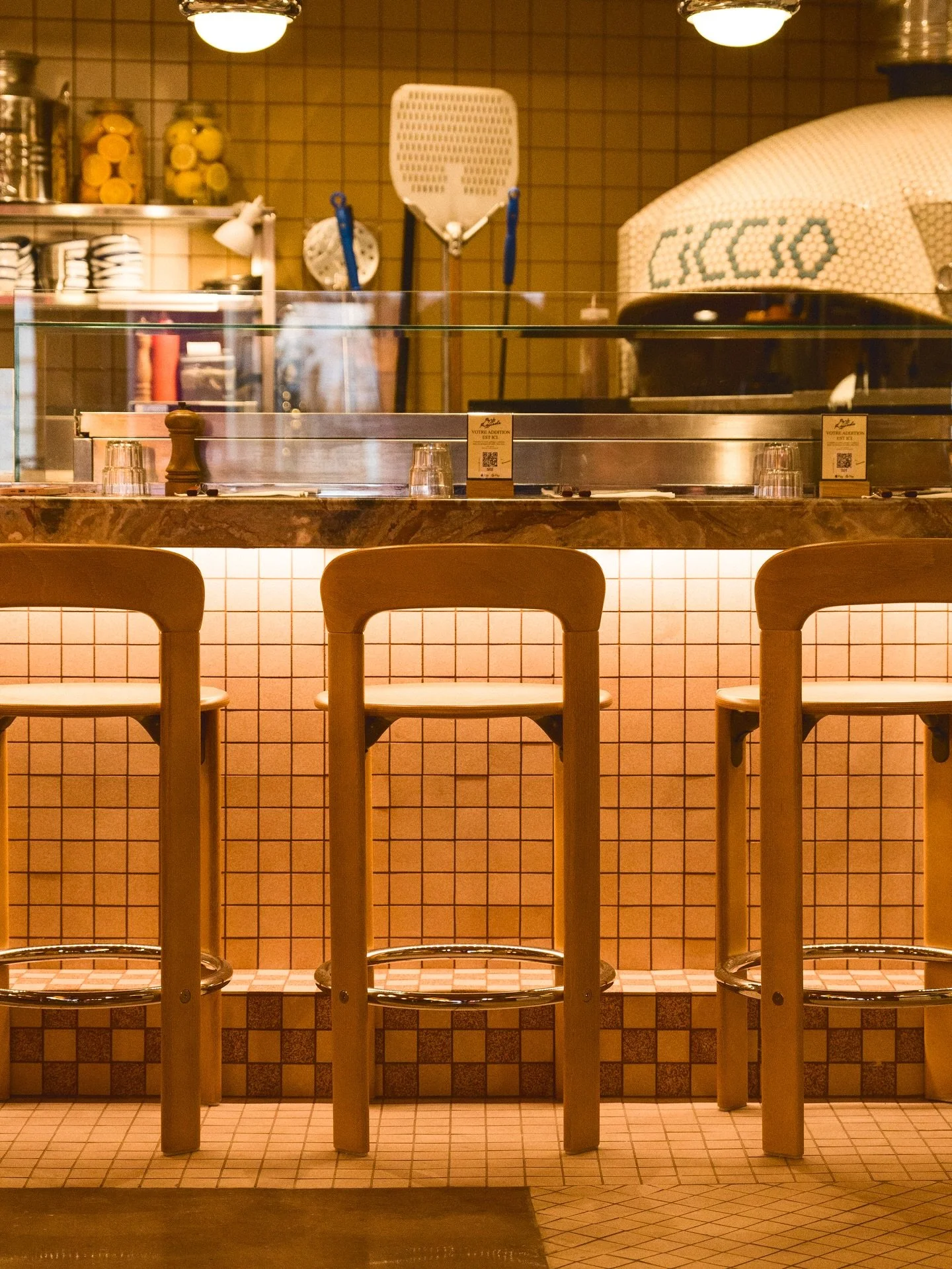 Pap&agrave; Raffaele 2.0
Pizzeria de quartier, qui s&rsquo;est refait une beaut&eacute;, pour faire encore mieux, et en un temps record. Bonheur de leur fournir les tabourets de bar Bruno Rey, pile pour le meilleur spot du restaurant : face au staff 
