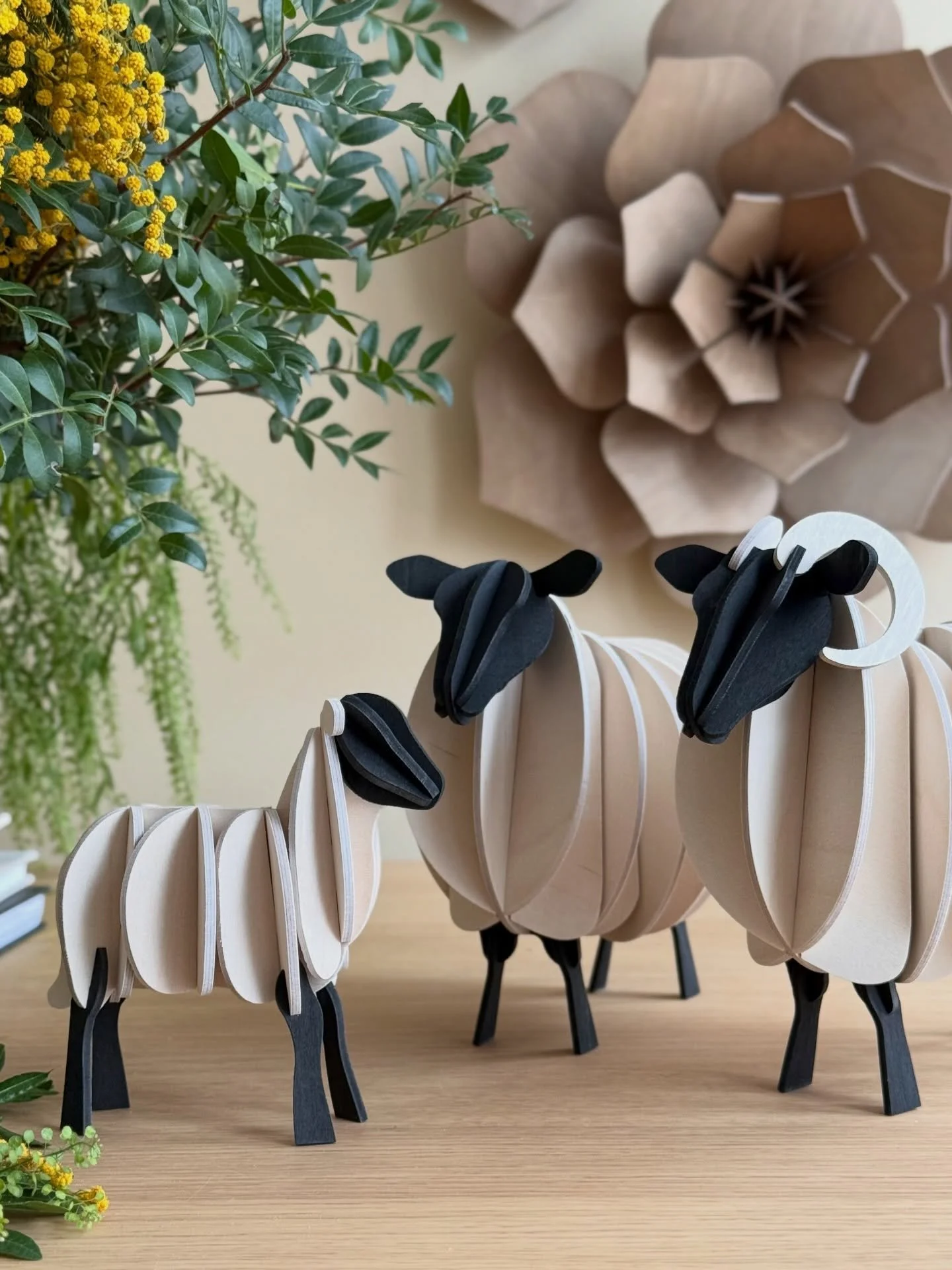 Mignonneries.
Agneau, mouton et b&eacute;lier, nouveaut&eacute;s 2026 : design Anne Paso pour LOVI.
En bois de Finlande, &agrave; assembler soi-m&ecirc;me.
De la d&eacute;co d&eacute;licate, bien produite, et facile &agrave; construire.
Hirondelles, 