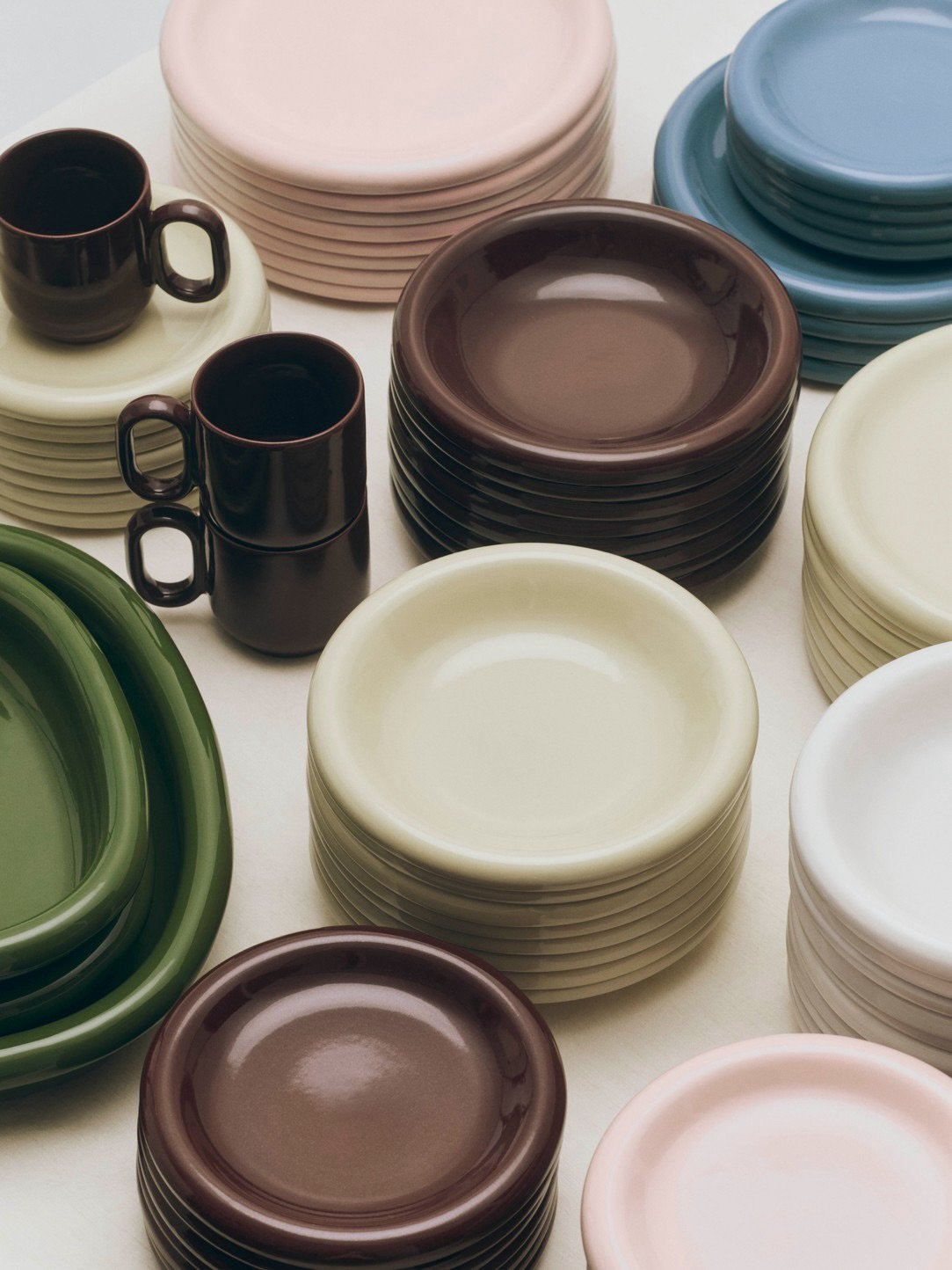 La collection de vaisselle BARRO, signifiant &laquo; argile rouge &raquo; en portugais, est con&ccedil;ue par le designer Rui Pereira pour HAY. 
La belle simplicit&eacute; de l&rsquo;artisanat portugais apporte de la chaleur &agrave; votre table : as
