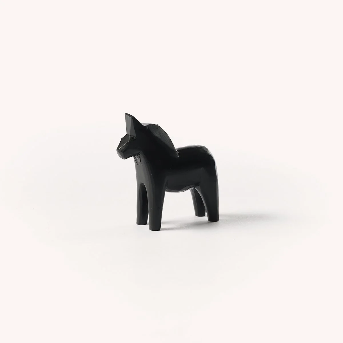 cheval-dala-suedois-dalecarlie-bois-artisanal-design-store-lille-mobilier-luminaire-deco-b2b-hay-curation-Momentum_c_studio.b.helle 5.jpg