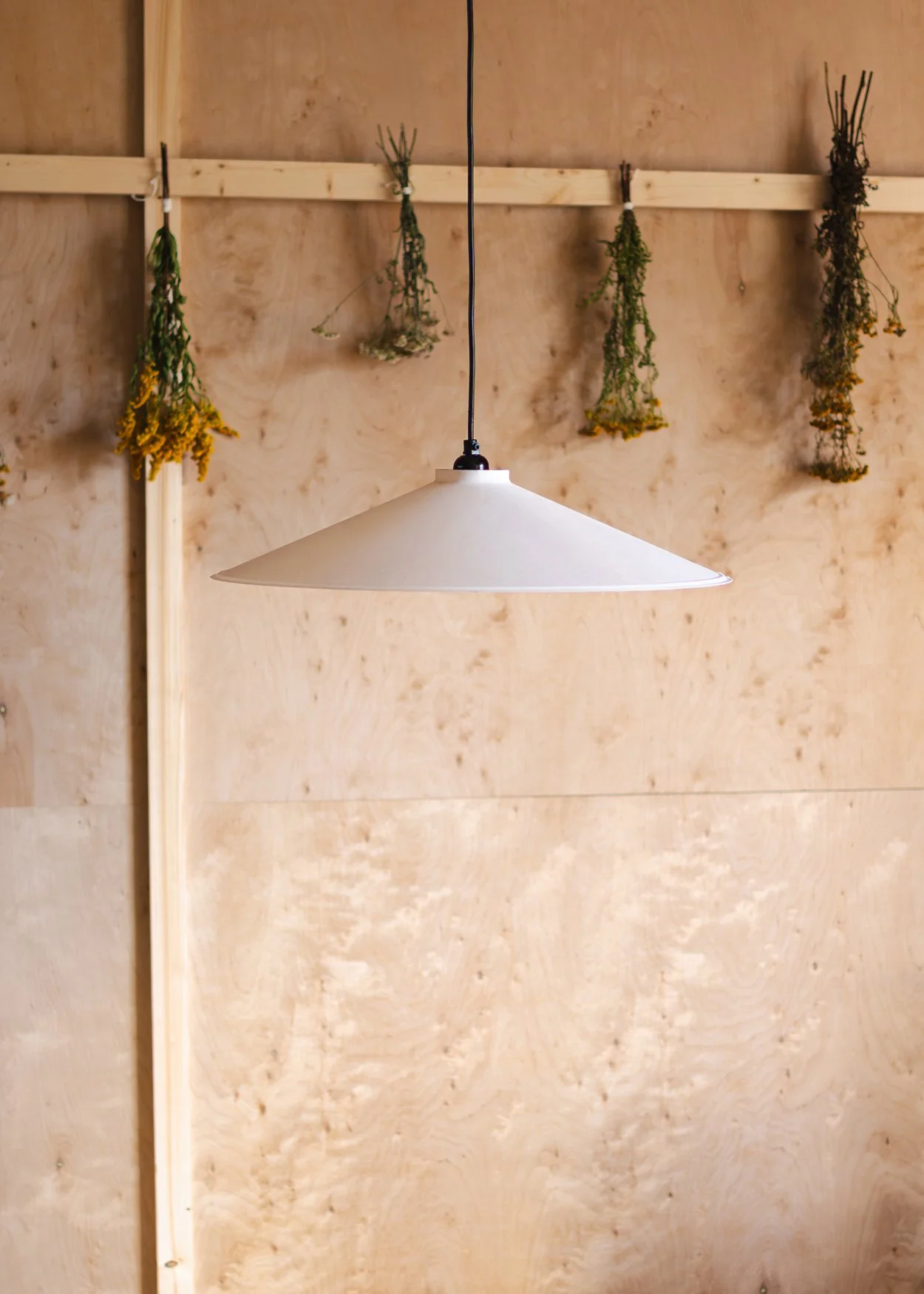 suspension-daily-paper-abat-jour-papier-recycle-matias-moellenbach-momentum-design-store-lille-mobilier-sofa-rijsel-1750xoff.jpg