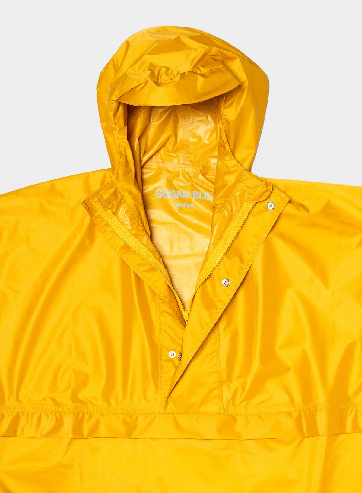 rain-jacket-blouson-pluie-susan-bijl-pochette-jaune-lino-momentum-design-store-lille-lifestyle-mobilier-deco-curationTNRJ.LIN-3.jpg