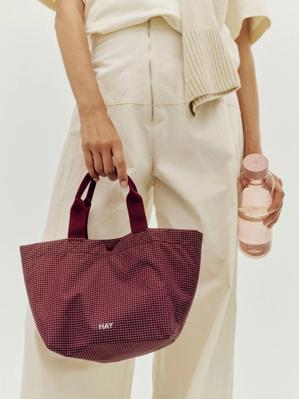 tote-bag-sac-main-trousse-toilette-recycle-hay-momentum-design-store-lille-rijsel-curation-lifestyle-mobilier-Grid Everyday Bag Mini burgundy_Miz Water Bottle mauve.jpg