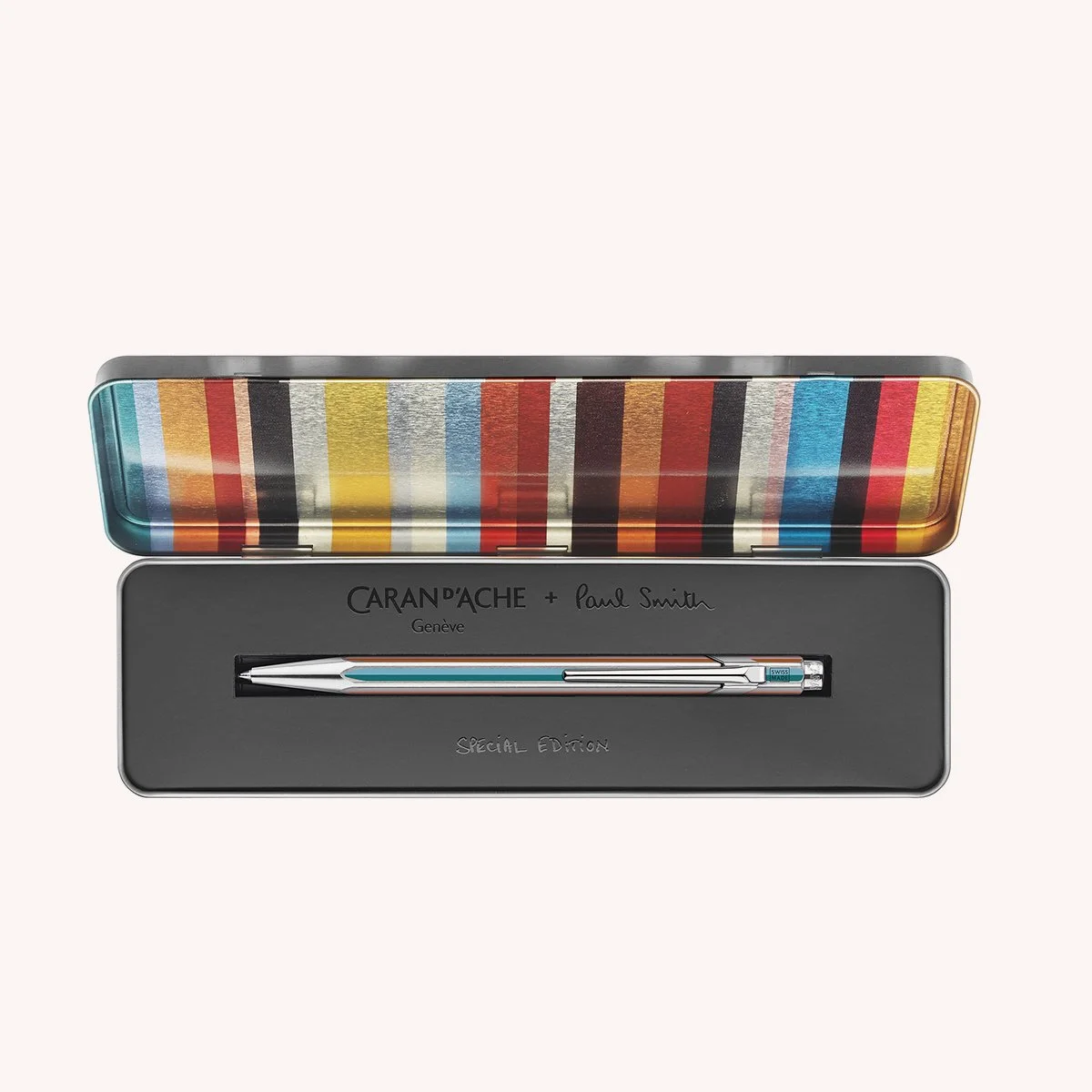 stylo-bille-849-caran-dache-ecriture-paul-smith-2026-momentum-design-store-lilleNM0849_345_849-BP-Silver-Paul-Smith_02_box-o.jpg