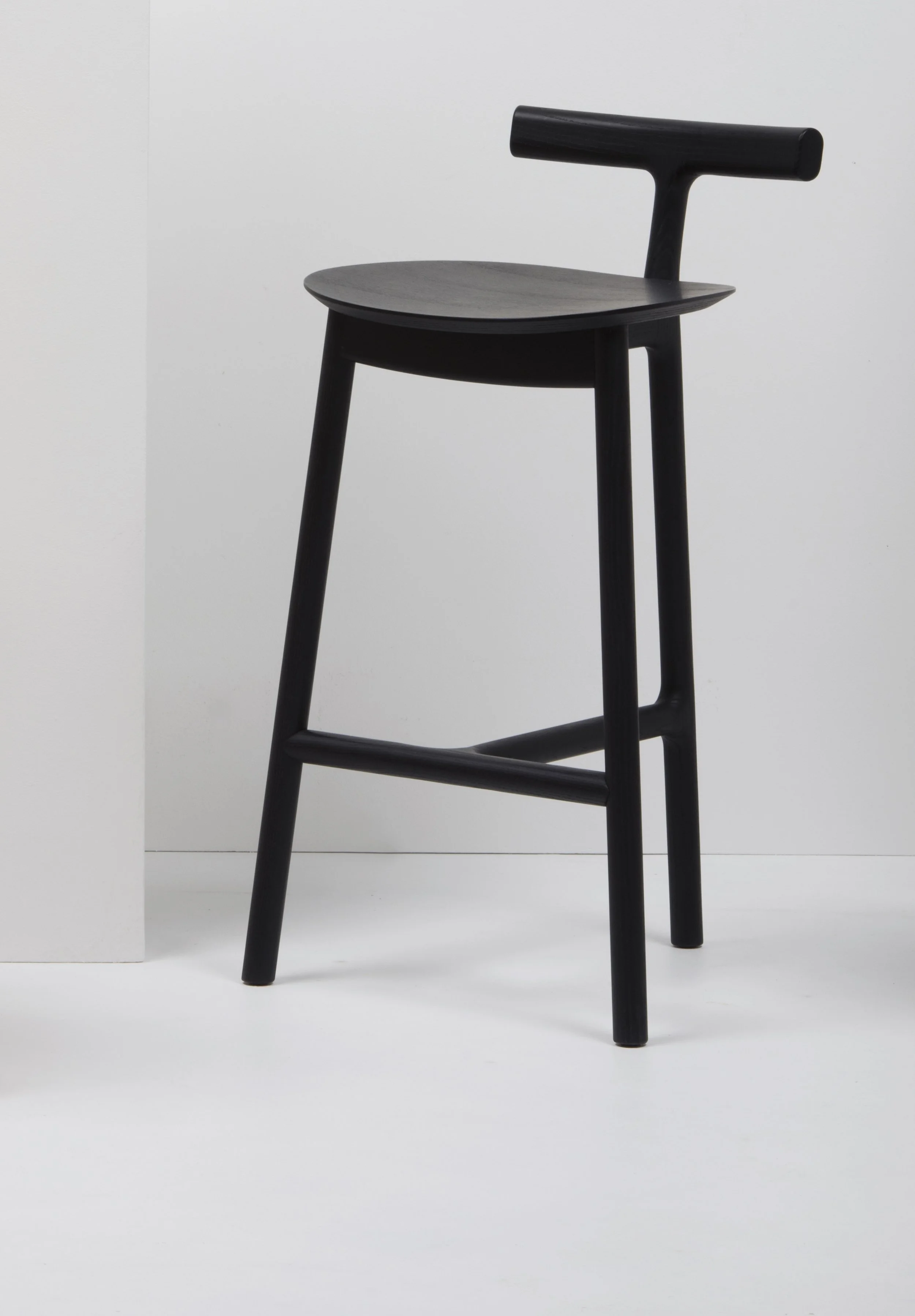 tabouret-bar-stool-65cm-momentum-design-store-lille-rijsel-curation-lifestyle-mobilier-Mattiazzi_Radice_SamHecht_3.jpg