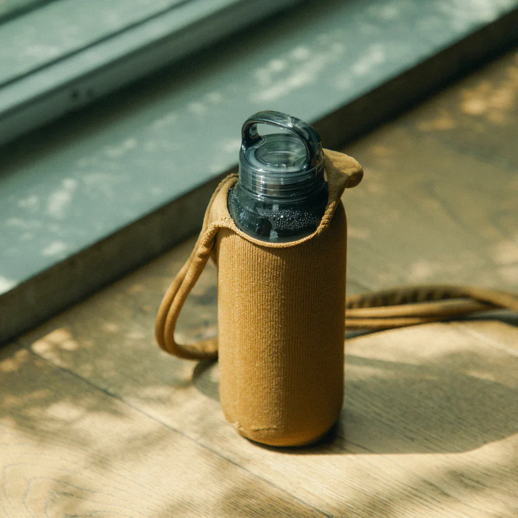 sac-bandouliere-thermos-gourde-textile-kinto-japon-momentum-design-store-lille-rijsel-curation-lifestyle-mobilier-deco-Futo_Bottle_Sling_Bag_-_8.jpg.webp