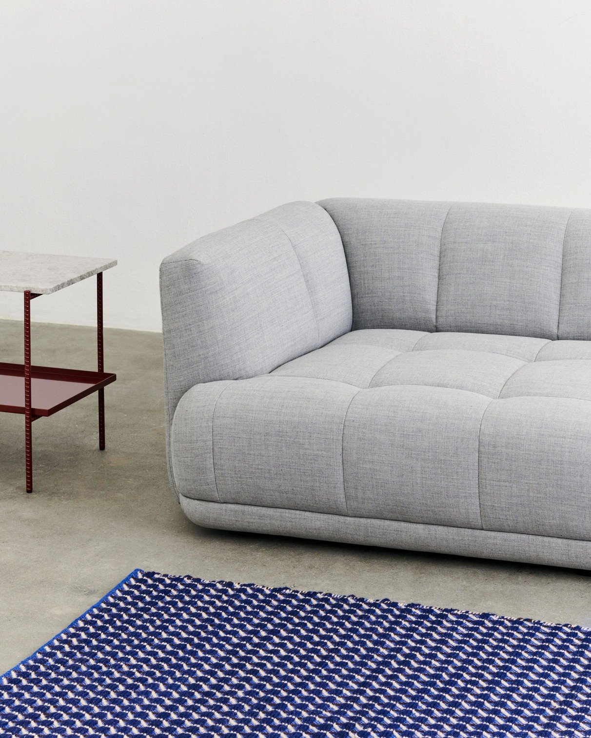 channel-tapis-bleu-clara-vonzweigbergk-hay-design-momentum-lille-curation-luminaire-meuble-rijsel-Rebar_Side_Table_L75xW44xH55_grey_marble_tabletop_barn_red_powder_Quilton_comb_10_left_Remix_123_Channel_Rug_140x200_blue_white.jpg