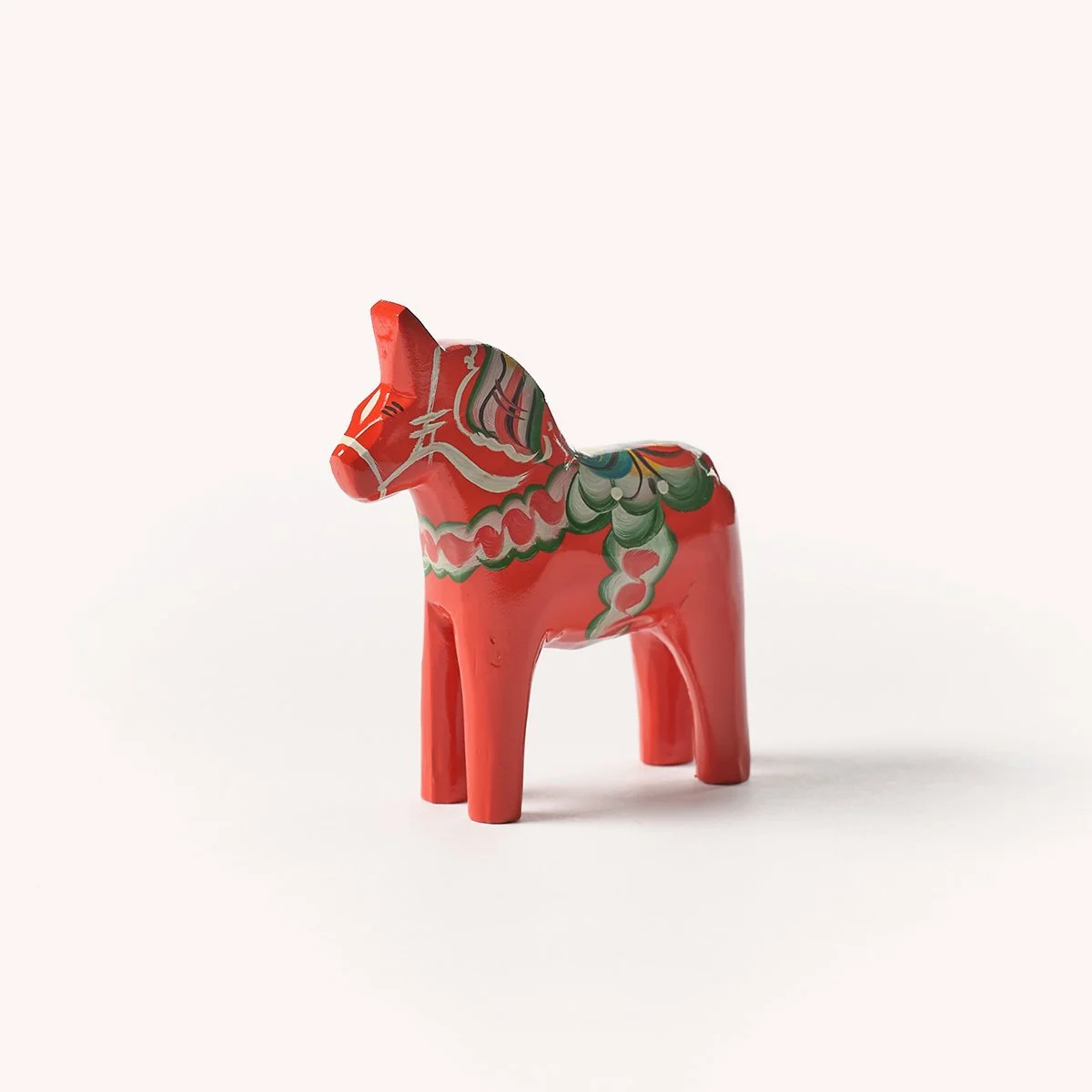 cheval-dala-suedois-dalecarlie-bois-artisanal-design-store-lille-mobilier-luminaire-deco-b2b-hay-curation-Momentum_c_studio.b.helle 10.jpg