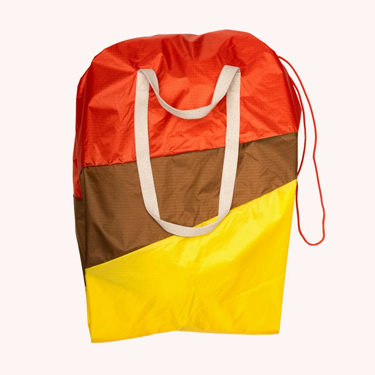 trash-bag-L-form-2025-linge-susan-bijl-lifestyle-momentum-design-store-lille-mobilier-deco-curation-TNTR.FORM.ANN.HAZ.TV-2.jpg
