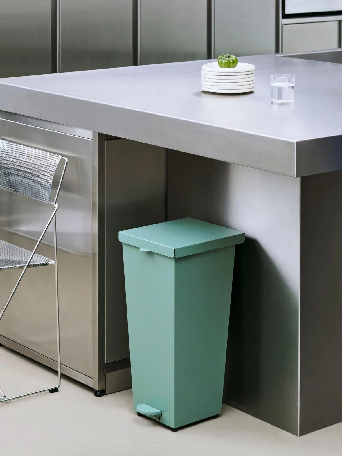 poubelle-loop-leif-jorgensen-cuisine-bureau-momentum-design-store-lille-curation-rijsel-mobilier-luminaires-Loop Bin 26L Fall green.jpg