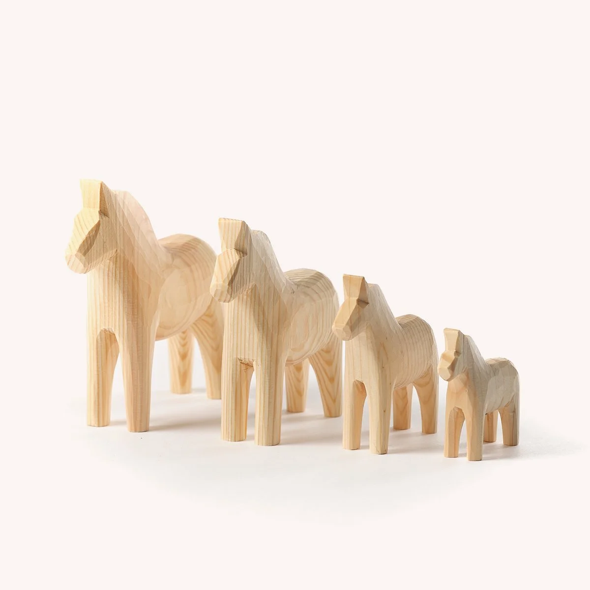 cheval-dala-suedois-dalecarlie-bois-artisanal-design-store-lille-mobilier-luminaire-deco-b2b-hay-curation-Momentum_c_studio.b.helle 4.jpg