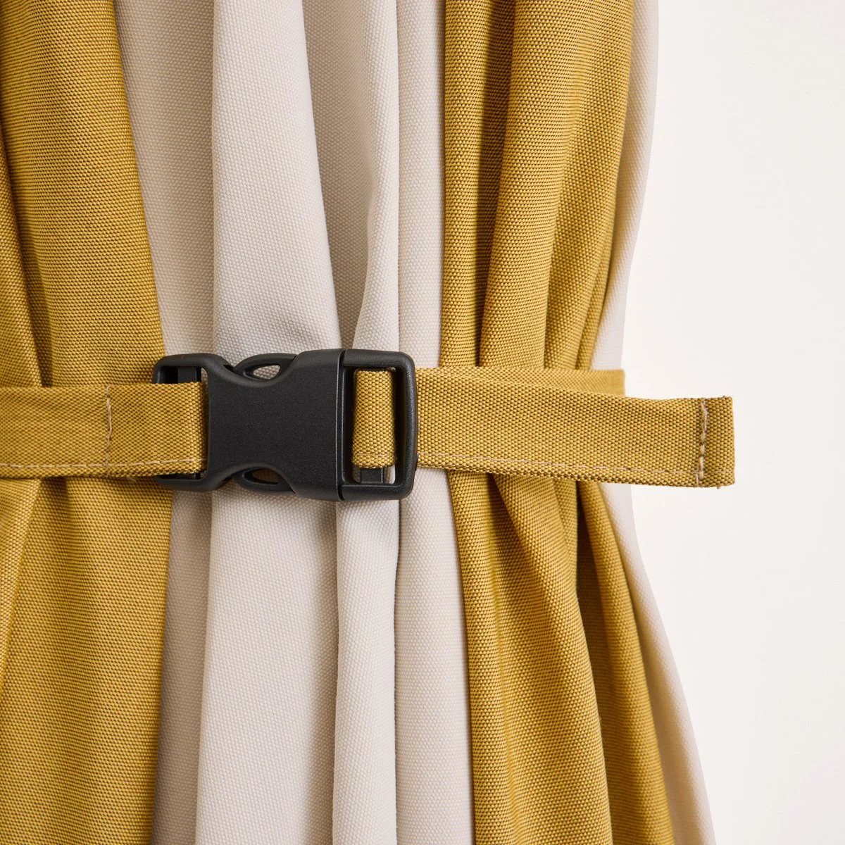 parasol-bicolore-outdoor-jardin-bouroullec-hay-momentum-design-store-lille-rijsel-curation-mobilier-AF578-F623-AU94_Terrazza Parasol Hexagon off-white and ochre detail.jpg