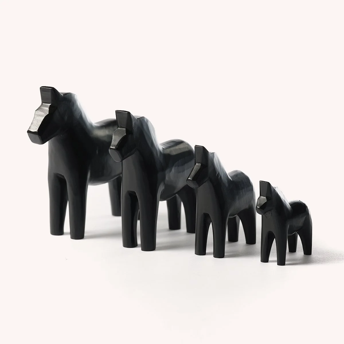 cheval-dala-suedois-dalecarlie-bois-artisanal-design-store-lille-mobilier-luminaire-deco-b2b-hay-curation-Momentum_c_studio.b.helle 9.jpg