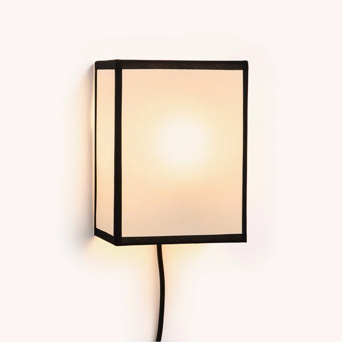 ava-applique-murale-ana-kras-luminaire-noir-blanc-mobilier-hay-design-momentum-lille-curation-luminaire-meuble-rijsel-deco-AE872-A605_Ava Square Wall Lamp white_on.jpg