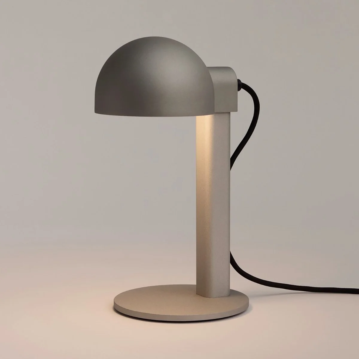 lampe-bureau-claire-lavabre-hay-momentum-design-store-lille-rijsel-deco-luminaires-mobilier-AE926-D360_Posto Table Lamp silver grey_ligting effect.jpg