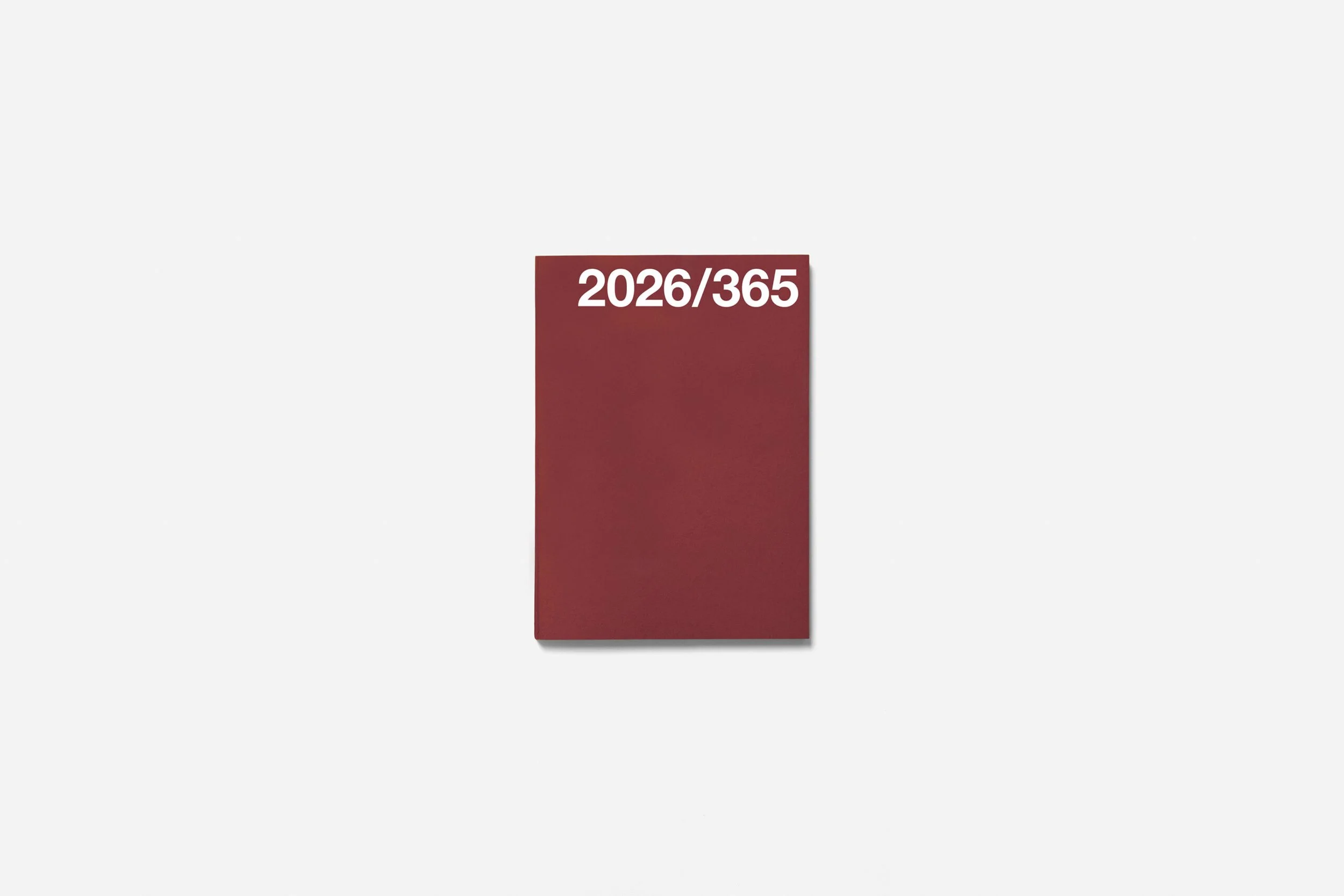 agenda-2026-marjolein-delhaas-basic-planner-papeterie-graphique-momentum-design-store-lille-curation-rijsel-mobilier-26PlannerB_7420-Burgundy-Cover-scaled.jpg