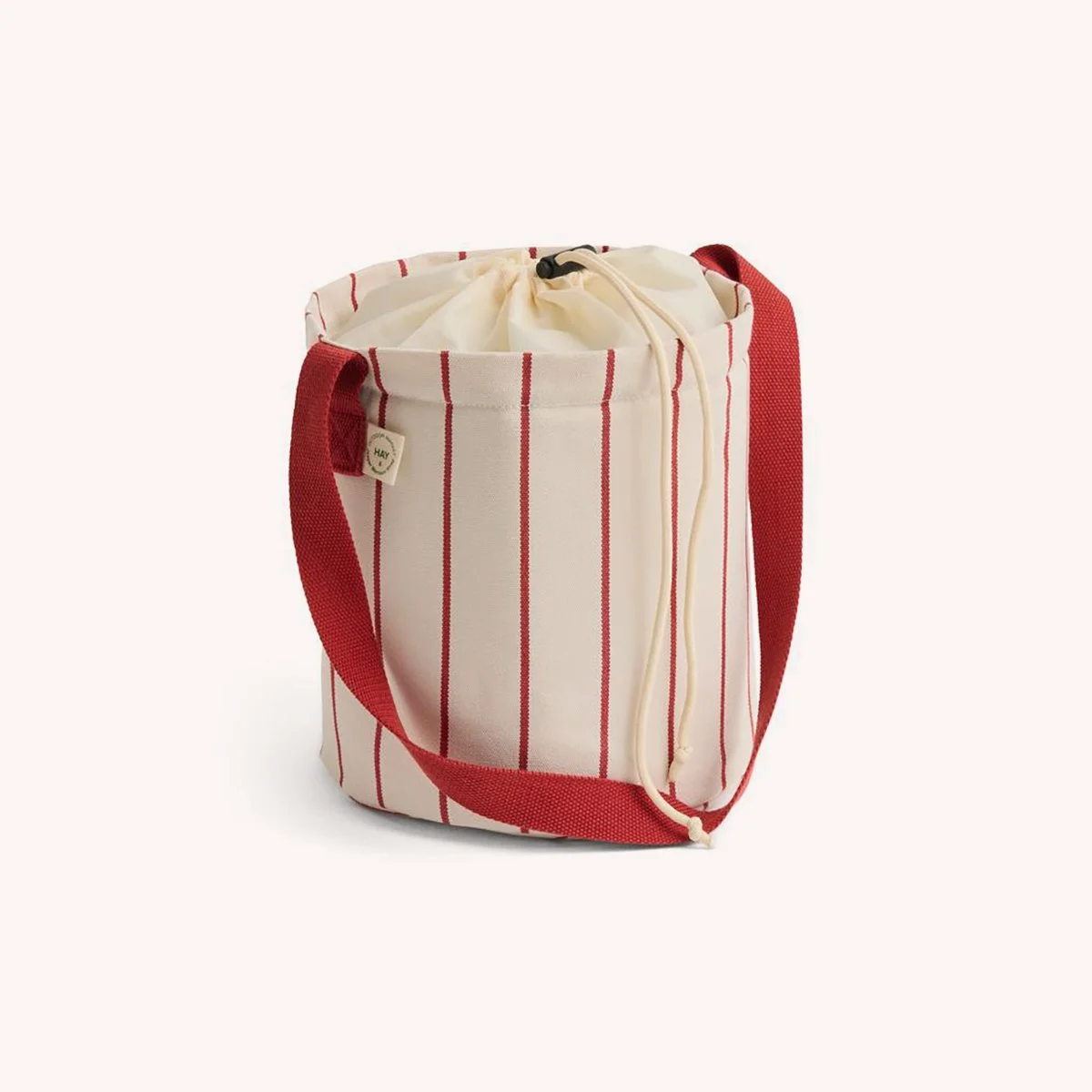 outdoor-market-jasper-morrison-bol-glaciere-hay-momentum-design-store-lille-mobilier-deco-rijsel-AE964-A602-AS26_Outdoor Market Bottle Bag M beige_red stripe.jpg