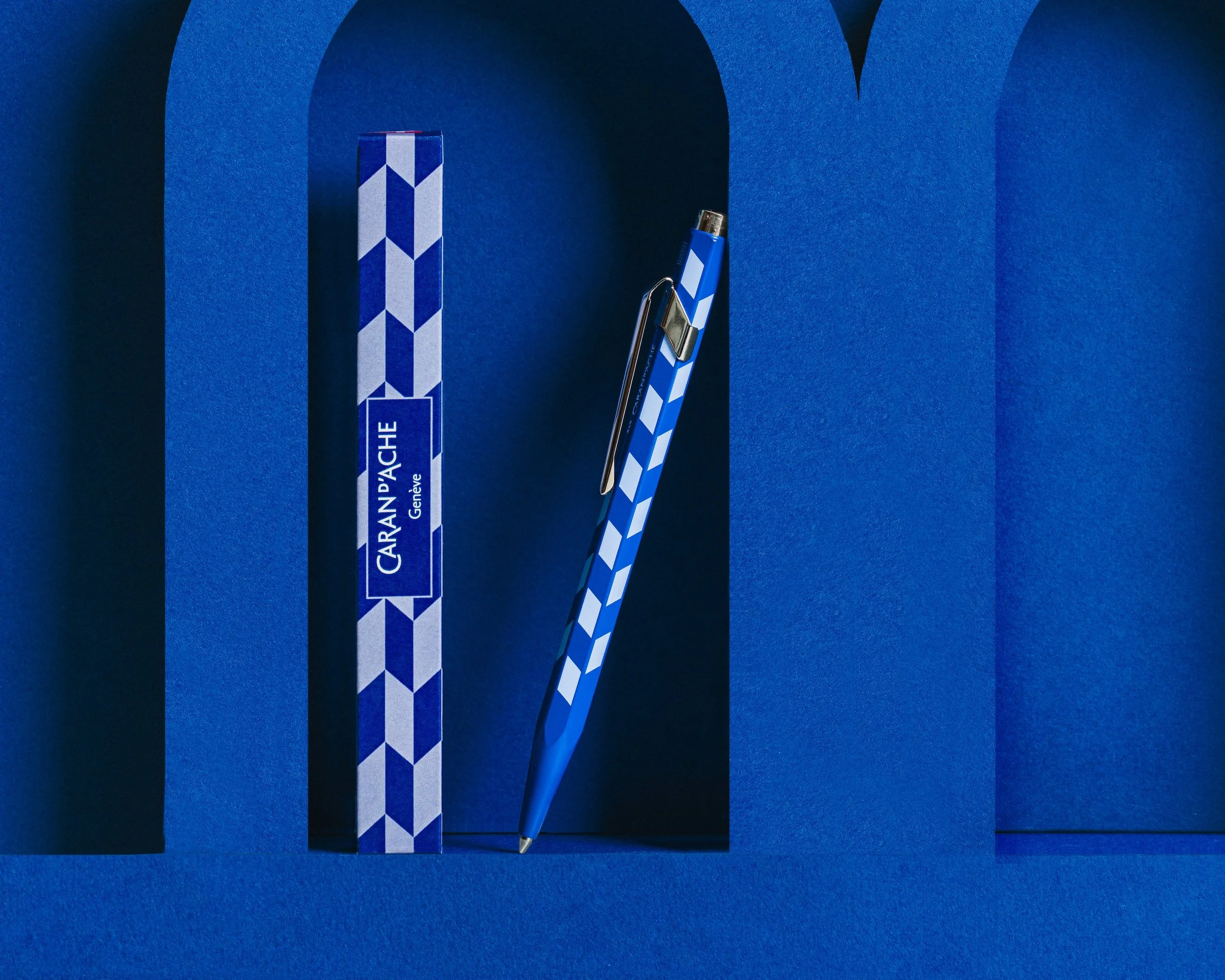 stylo-bille-849-caran-dache-mosaic-papeterie-ecriture-momentum-design-store-lille-rijsel-curation-lifestyle-mobilier-deco-still_849-mosaic_07-H.jpg