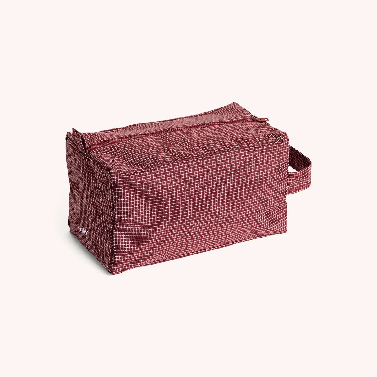 tote-bag-sac-trousse-toilette-recycle-hay-momentum-design-store-lille-rijsel-curation-lifestyle-mobilier-AF781-A602-AF61_Grid Wash Bag M burgundy.jpg