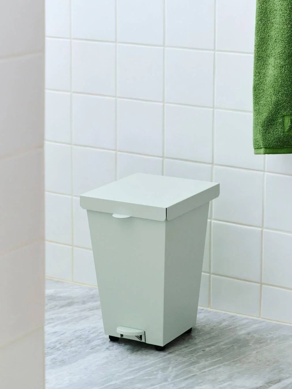 poubelle-loop-leif-jorgensen-cuisine-bureau-momentum-design-store-lille-curation-rijsel-mobilier-luminaires-Loop Bin 8L Soft mint_2.jpg