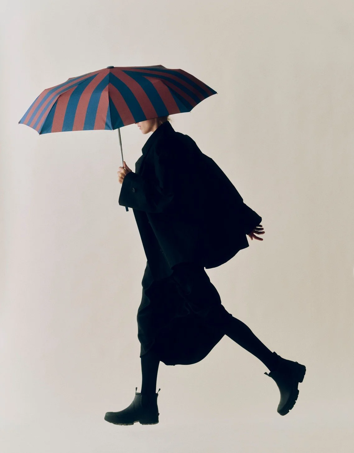 parapluie-bleu-marron-housse-hay-2026-momentum-design-store-lille-concept-selection-lifestyle-travel-Regn Umbrella brown.jpg
