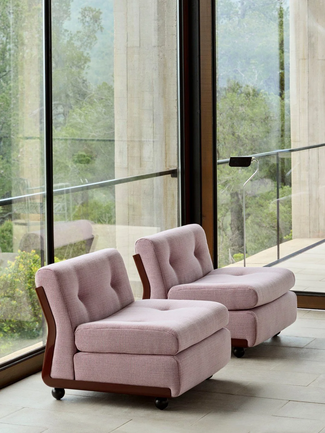 amanta-sofa-bellini-hay-mobilier-design-momentum-lille-curation-meuble-Amanta 1 Seater Yuma 1851 burgundy red shell_Apex Floor Lamp iron black.jpg