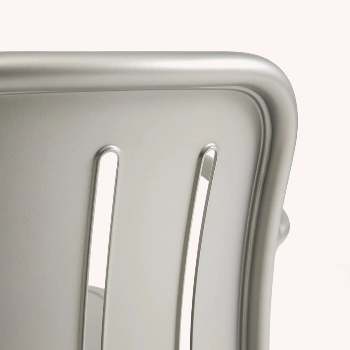chaise-avec-accoudoirs-empilable-aluminium-outdoor-jardin-hay-momentum-design-store-lille-rijsel-curation-mobilier-AF631-F651_Deville Armchair silver grey powder coated alu_detail 03.jpg