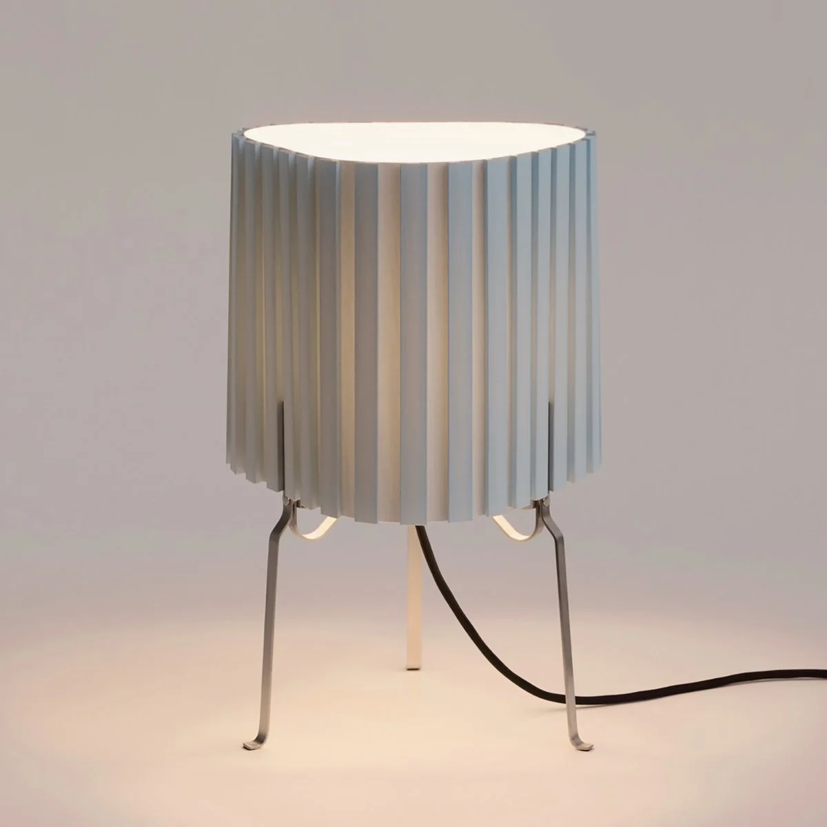 lampe-a-poser-bureau-salon-hay-momentum-design-store-lille-rijsel-deco-luminaires-mobilier-AF810-F647-AV47_Canelé Table Lamp 370 soft blue_on.jpg