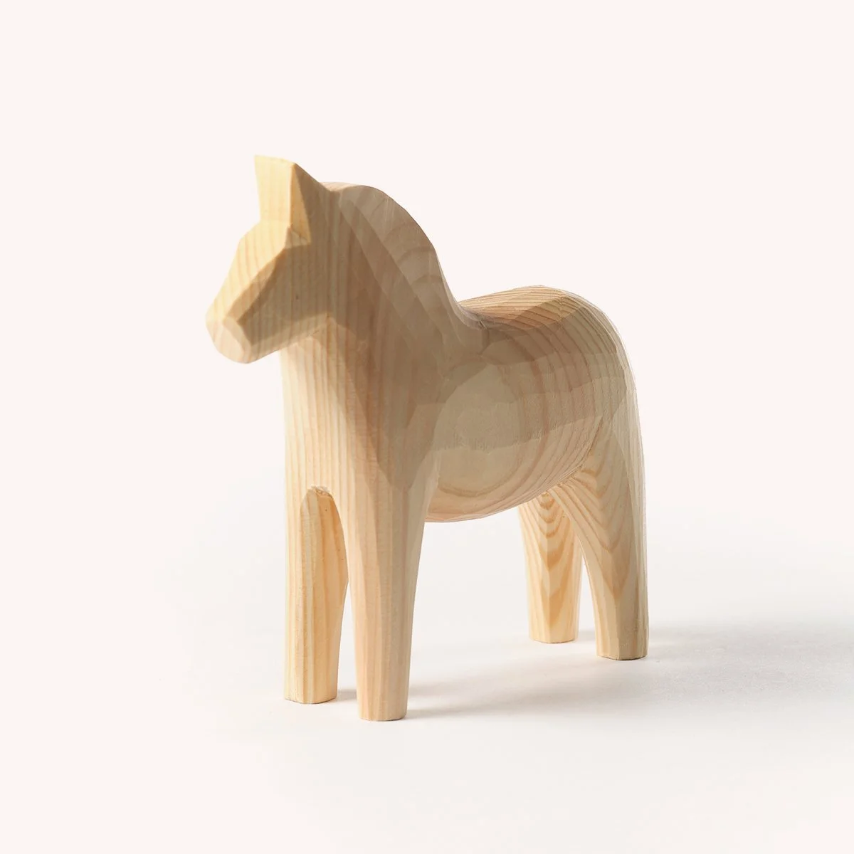 cheval-dala-suedois-dalecarlie-bois-artisanal-design-store-lille-mobilier-luminaire-deco-b2b-hay-curation-Momentum_c_studio.b.helle 3.jpg