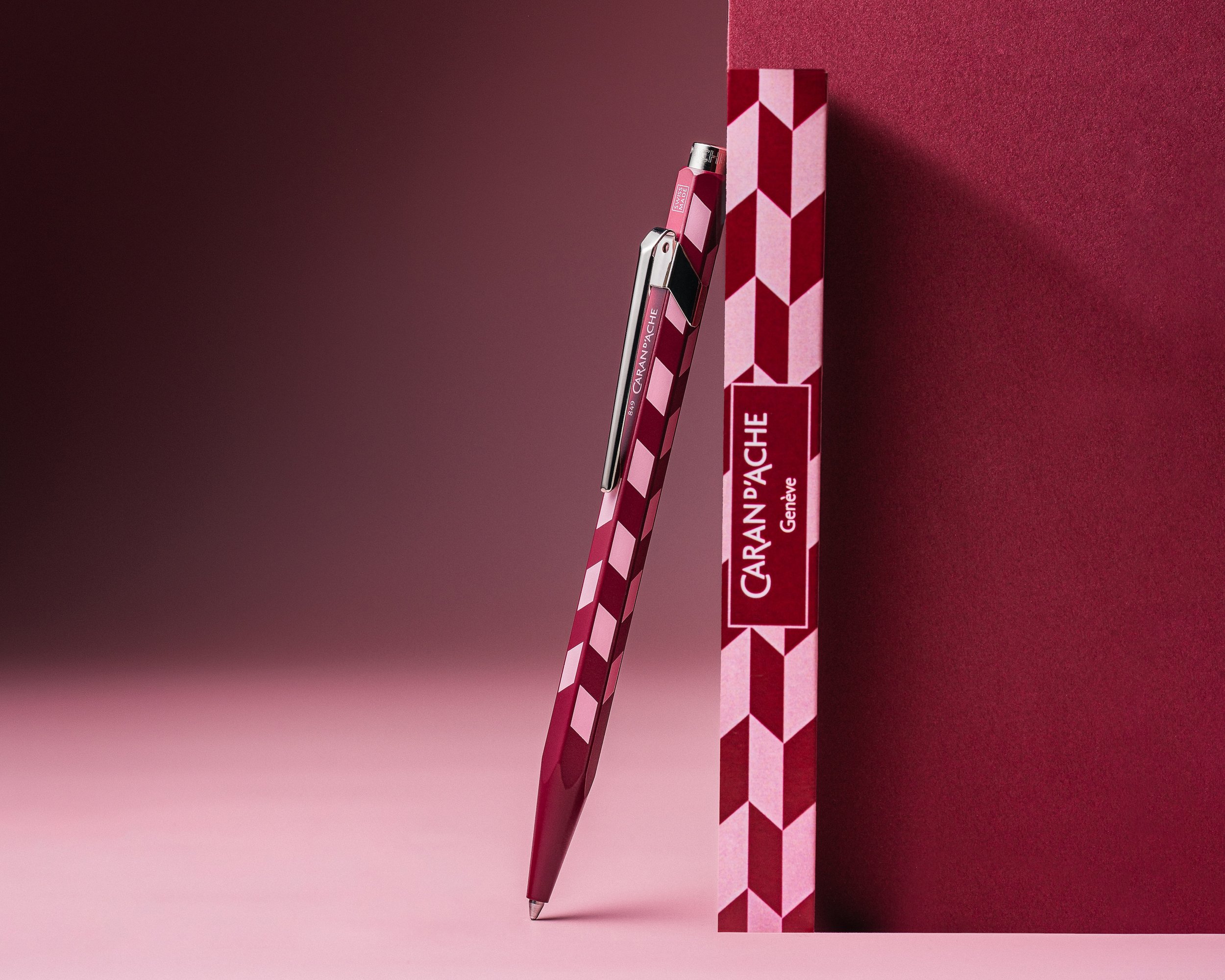stylo-bille-849-caran-dache-mosaic-papeterie-ecriture-momentum-design-store-lille-rijsel-curation-lifestyle-mobilier-deco-still_849-mosaic_08-H.jpg