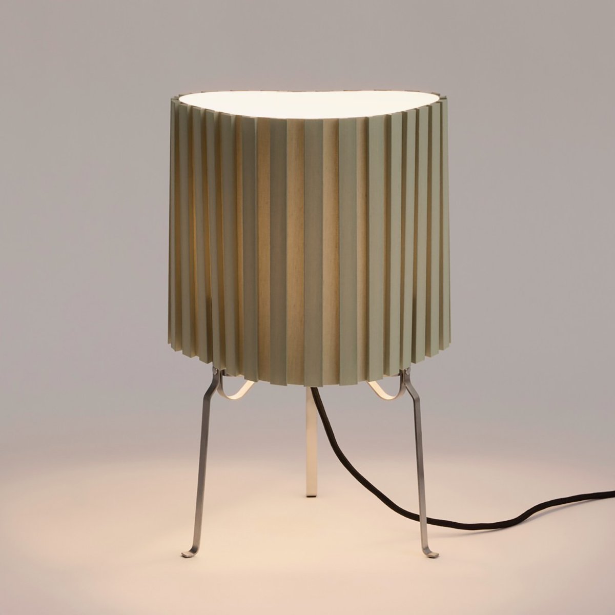 lampe-a-poser-bureau-salon-hay-momentum-design-store-lille-rijsel-deco-luminaires-mobilier-AF810-F647-AV46_Canelé Table Lamp 370 almond green_on.jpg
