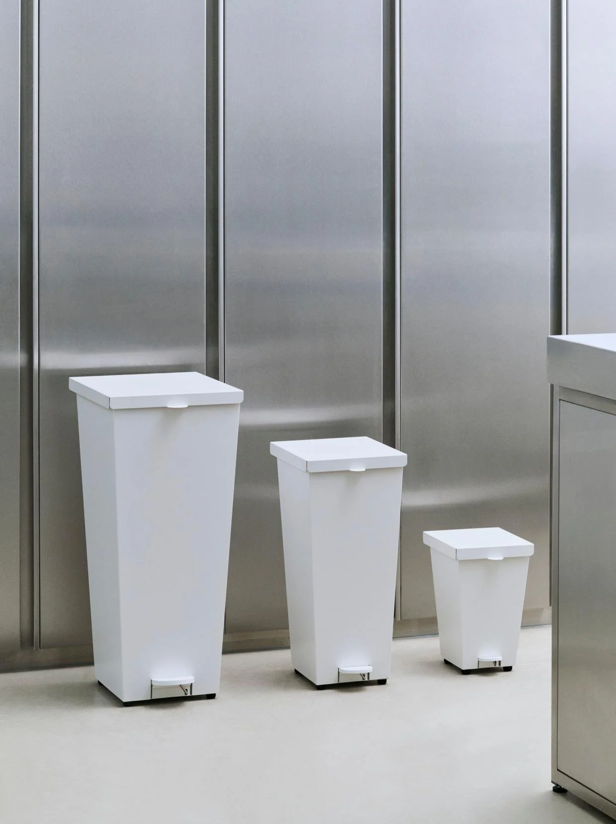 poubelle-loop-leif-jorgensen-cuisine-bureau-momentum-design-store-lille-curation-rijsel-mobilier-luminaires-Loop Bin 8L white_Loop Bin 26L white_Loop Bin 58L white_2.jpg