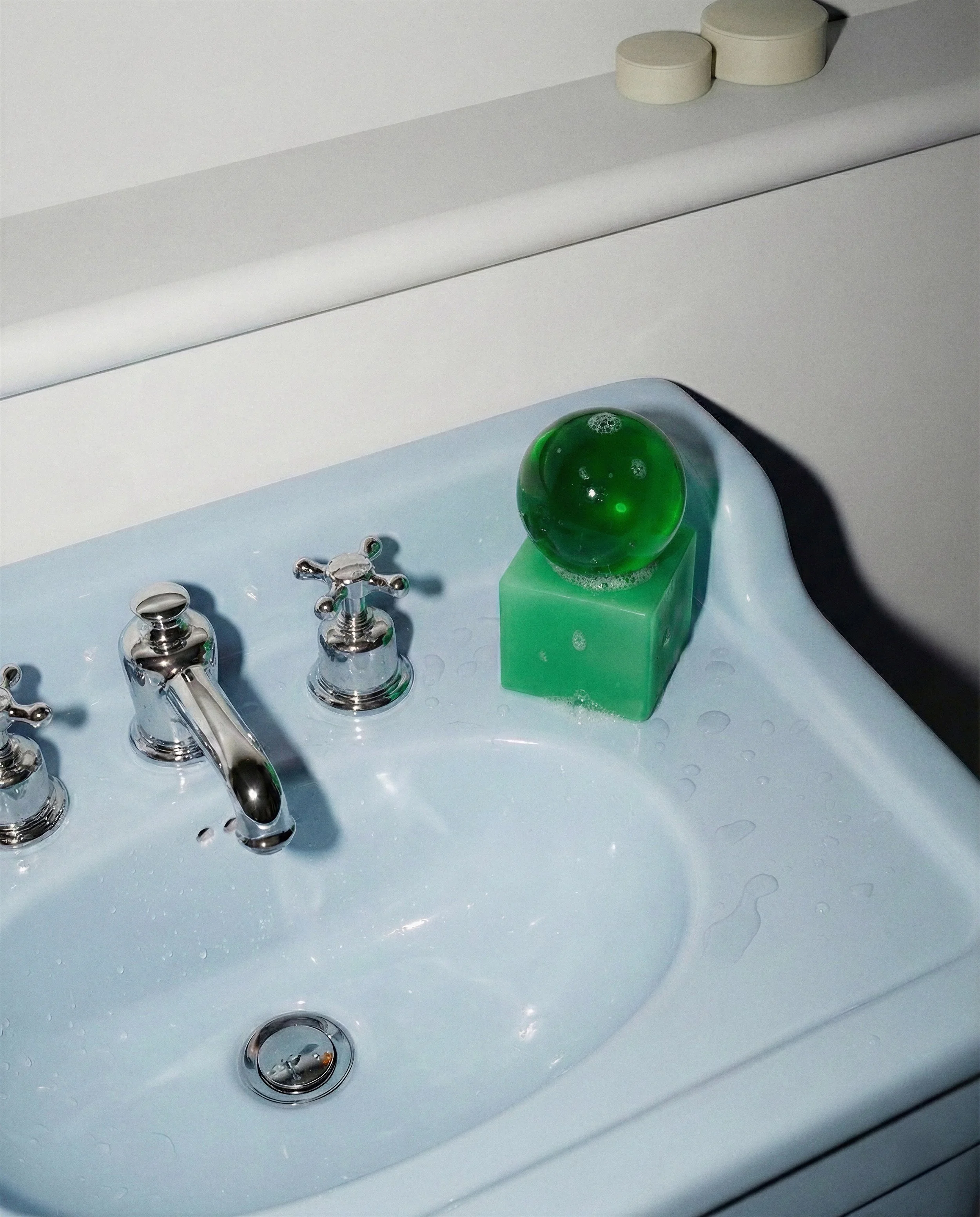 savon-porte-savon-oba-matias-moellenbach-salle-de-bain-bain-lifestyle-momentum-design-store-lille-rijsel-deco-mobilier-aloevera2.jpg