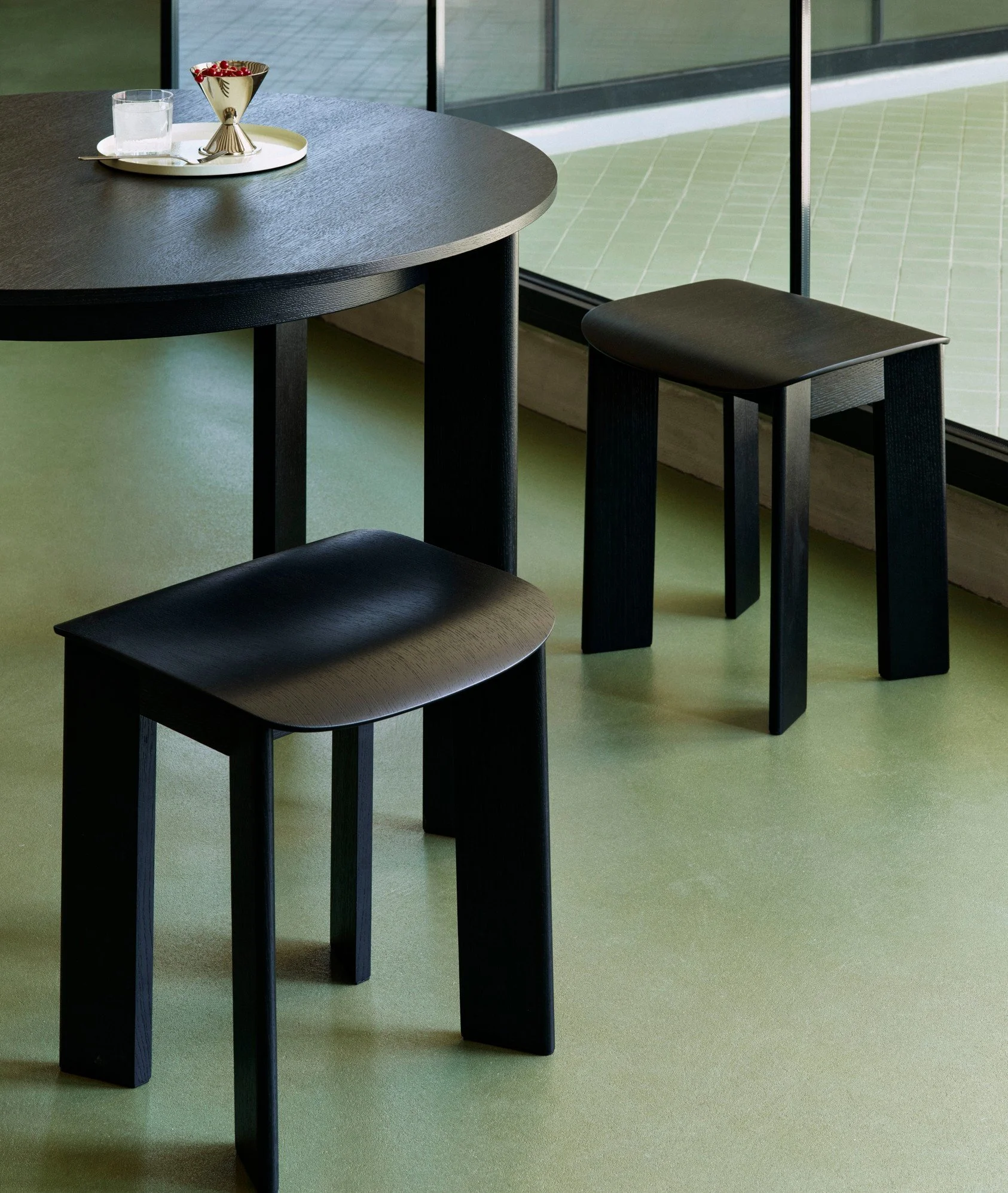collection-chisel-tabouret-chaise-table-lounge-salon-bar-bois-momentum-design-store-lille-rijsel-deco-mobilier-meubles-AG086-D090-AA51-01UF_Chisel 10 Stool_AG093-G184-AX04_Chisel 25 Table.jpg