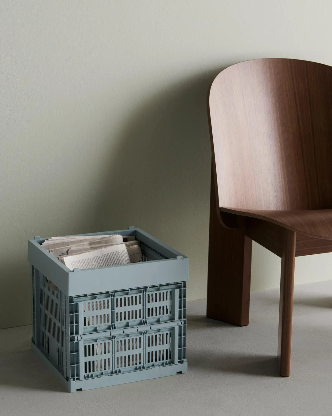 cagette-caisse-2025-rangement-pliable-hay-momentum-design-store-lille-curation-rijsel-HAY Colour Crate Cube dusty blue_Chisel Lounge Chair wb lacquered walnut.jpg