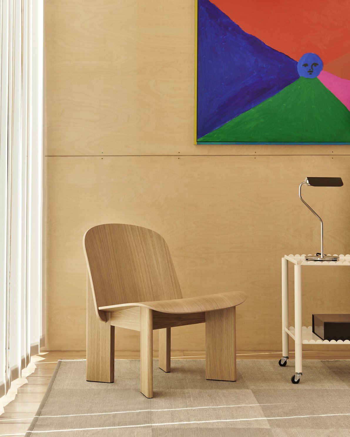 chisel-fauteuil-lounge-chair-hay-luminaire-mobilier-design-momentum-lille-curation-meuble-rijsel-deco-Chisel_Lounge_chair_wb_lacquered_oak_Arcs_Trolley_Low_eggshell_Apex_Table_Lamp_iron_black.jpg