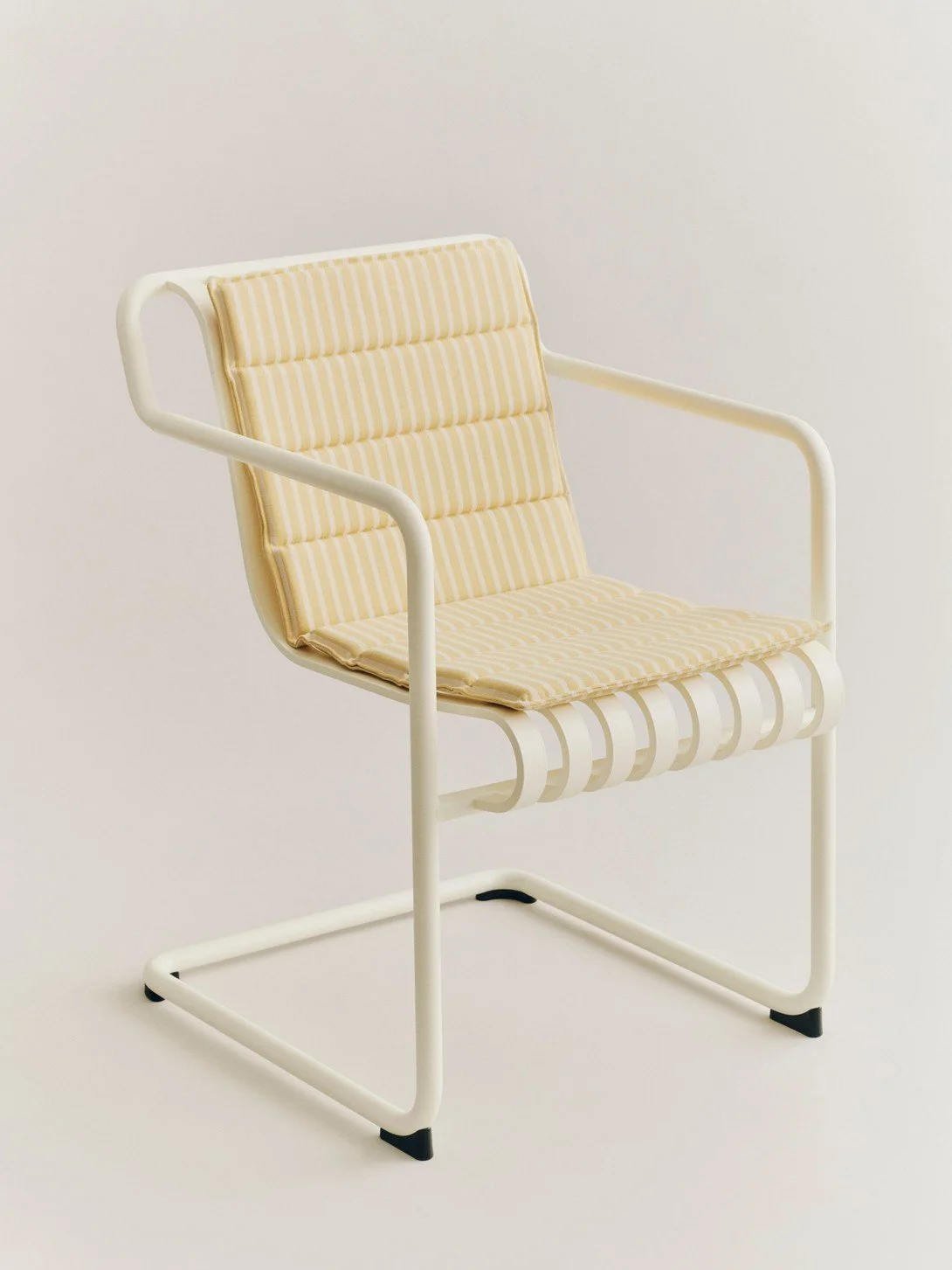 coussin-terrazza-chaise-hay-momentum-design-store-lille-rijsel-curation-lifestyle-mobilier-Terrazza Folding Seat Cushion yellow bold stripe_Palissade Cantilever Dining Armchair cream white.jpg