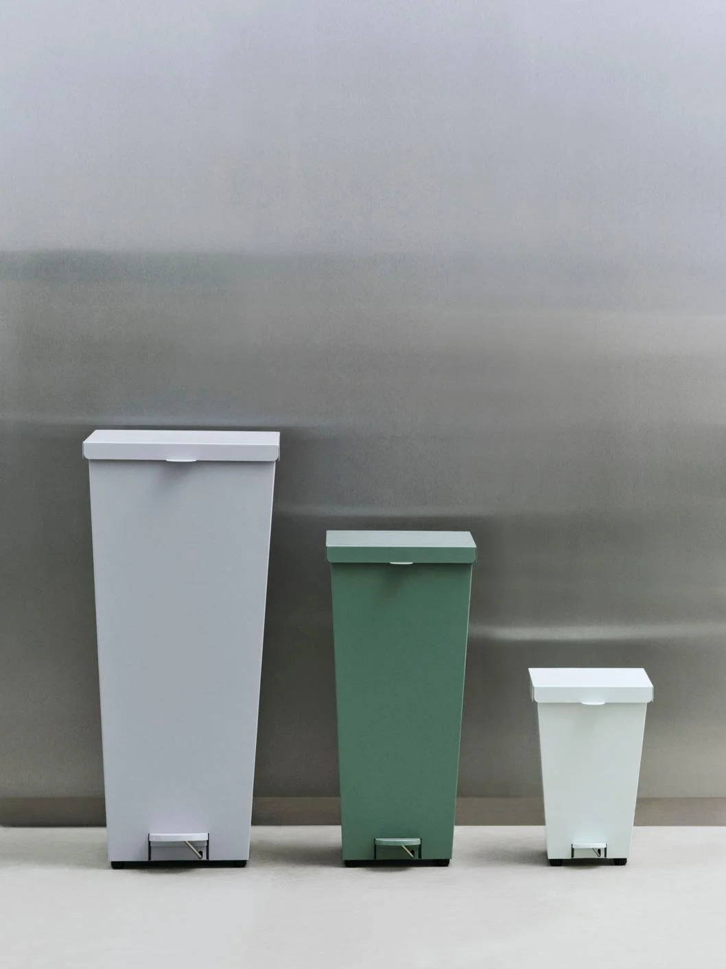 poubelle-loop-leif-jorgensen-cuisine-bureau-momentum-design-store-lille-curation-rijsel-mobilier-luminaires-Loop Bin 8L soft mint_Loop Bin 26L fall green_Loop Bin 58L blue grey.jpg