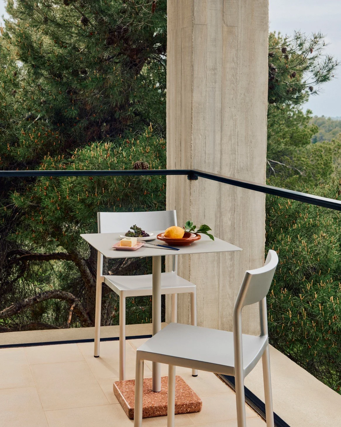 chaise-type-outdoor-jardin-aluminium-hay-momentum-design-store-lille-curation-Terrazzo Table Square sky grey top and red base_Type Chair silver grey aluminium_Barro collection.jpg