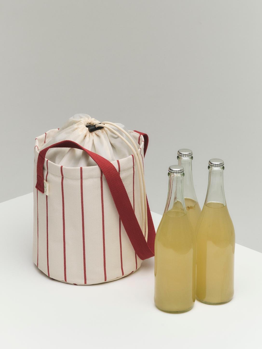 sac-isotherme-outdoor-market-jasper-morrison-glaciere-hay-momentum-design-store-lille-mobilier-deco-rijsel-Outdoor Market Bottle Bag M beige with red stripe 01.jpg