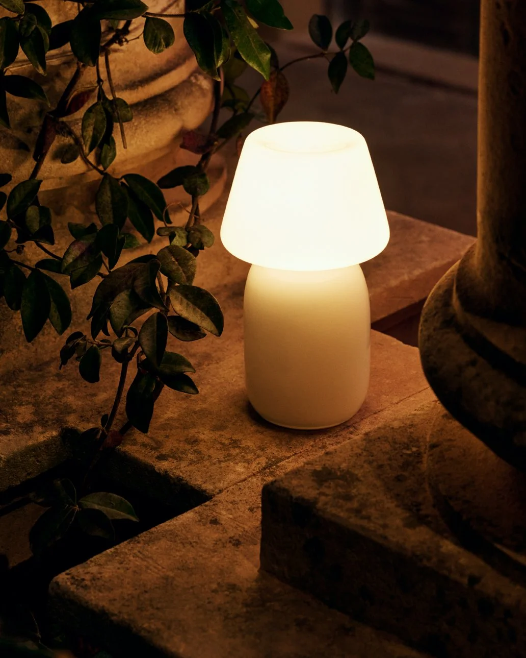lampe-apollo-verre-portable-indoor-outdoor-faitmain-hay-momentum-design-store-lille-mobilier-deco-rijselApollo Portable Lamp white.jpg