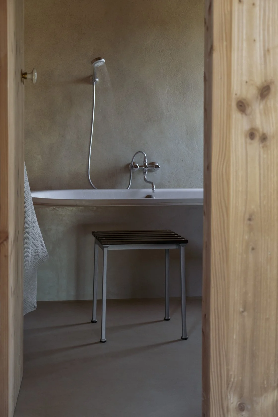 chaise-lounge-fauteuil-tabouret-jardin-terrasse-momentum-design-store-lille-mobilier-deco-rijsel-Traverse Stool heat treated oiled ash.jpg