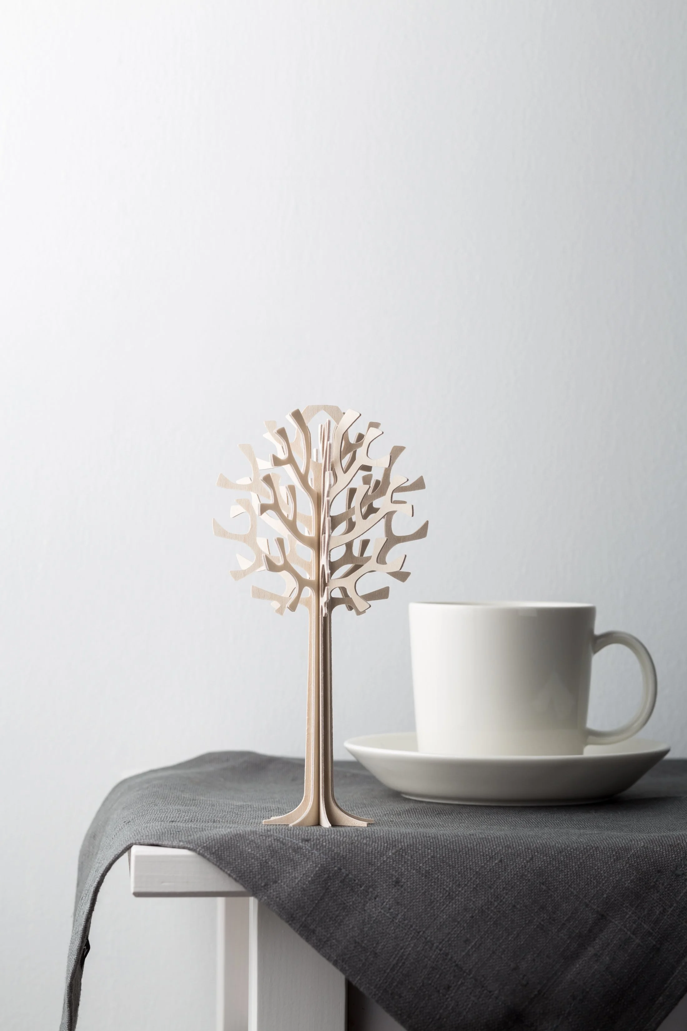 arbre-bois-lovi-finlande-diy-momentum-design-store-lille-mobilier-deco-rijsel-Lovi tree 16,5cm natural wood with a coffee cup.jpg